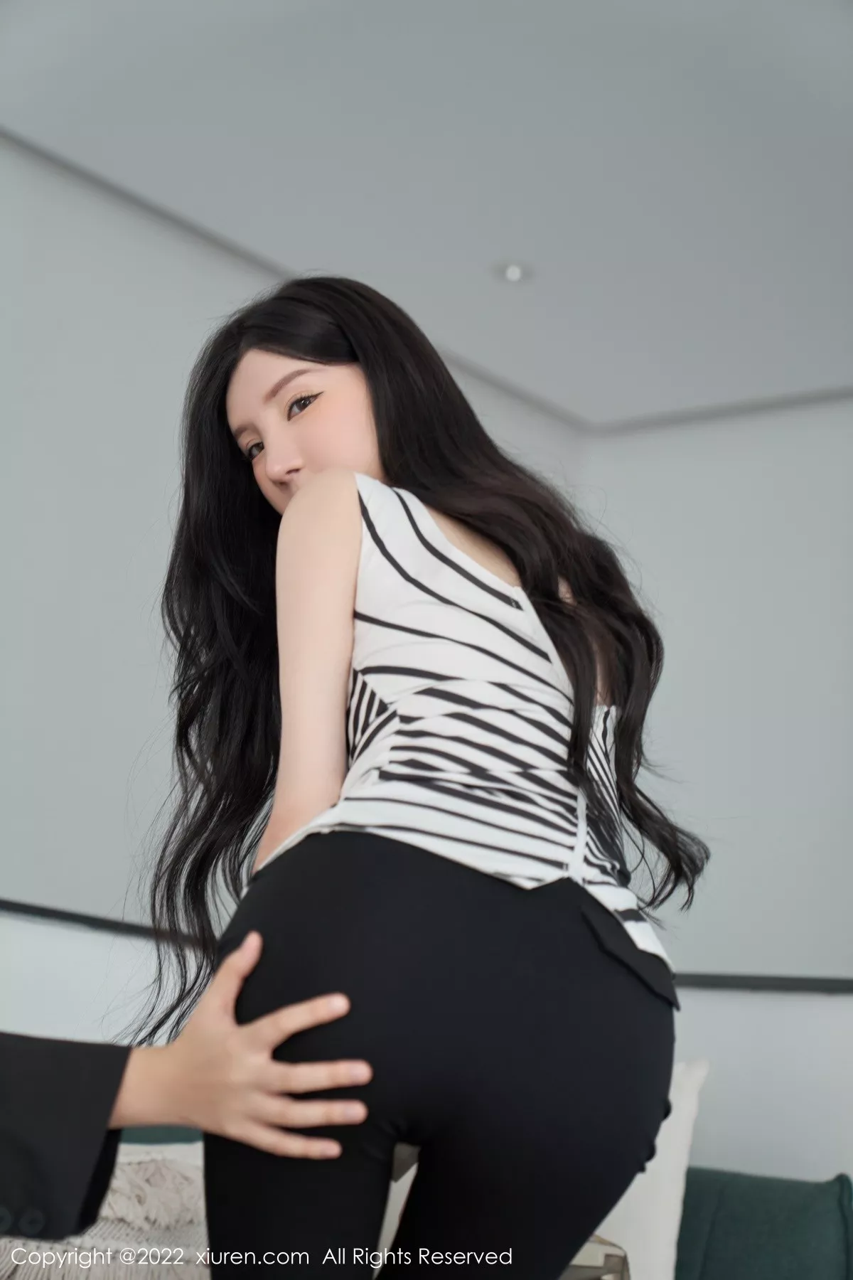 XiuRen第5361期_女神周于希Sally心愿旅拍性感露肩上衣配超薄肉丝完美诱惑写真77P