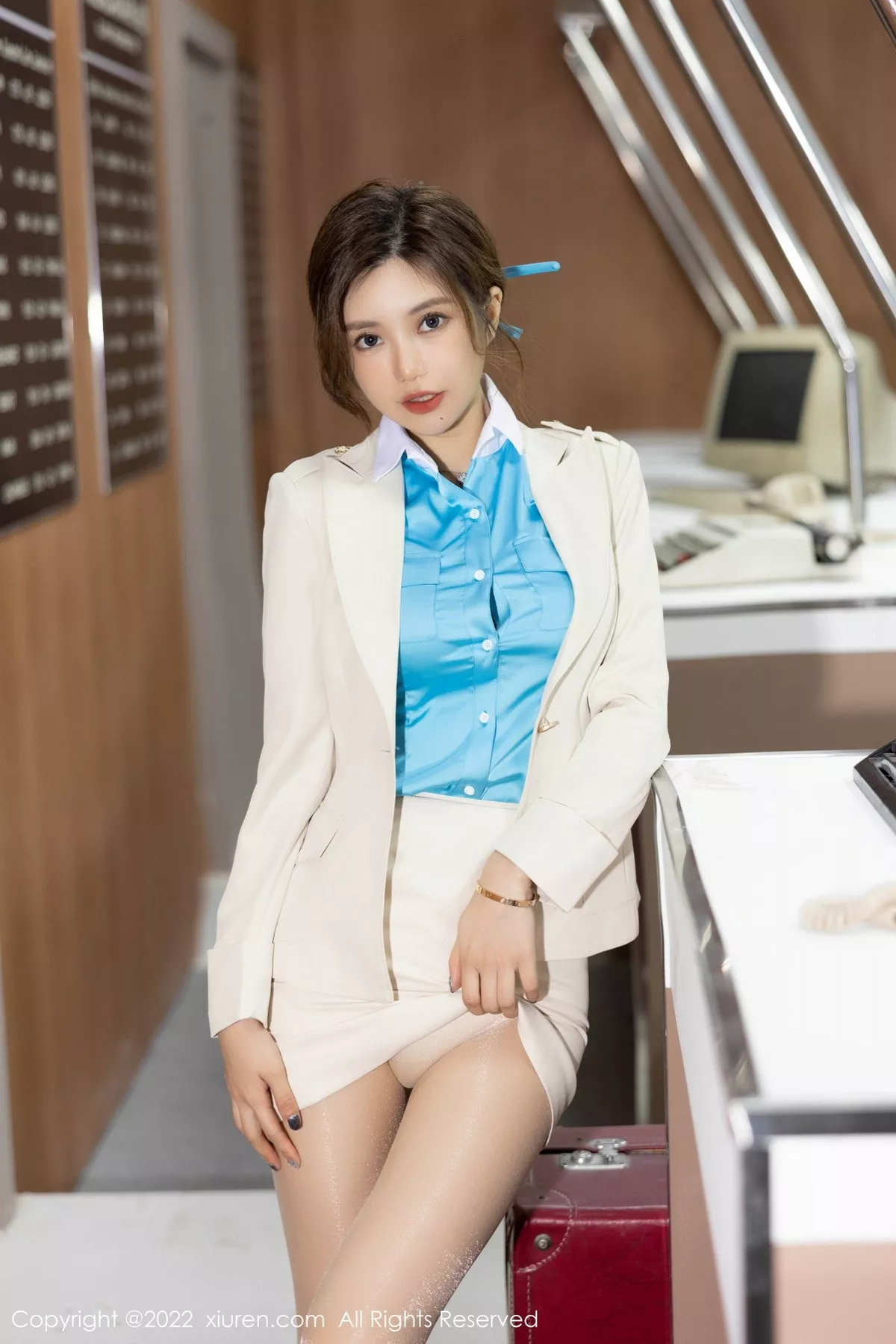 XiuRen第5360期_女神绮里嘉ula心愿旅拍商务助理服性感短裙下超薄肉丝诱惑写真94P