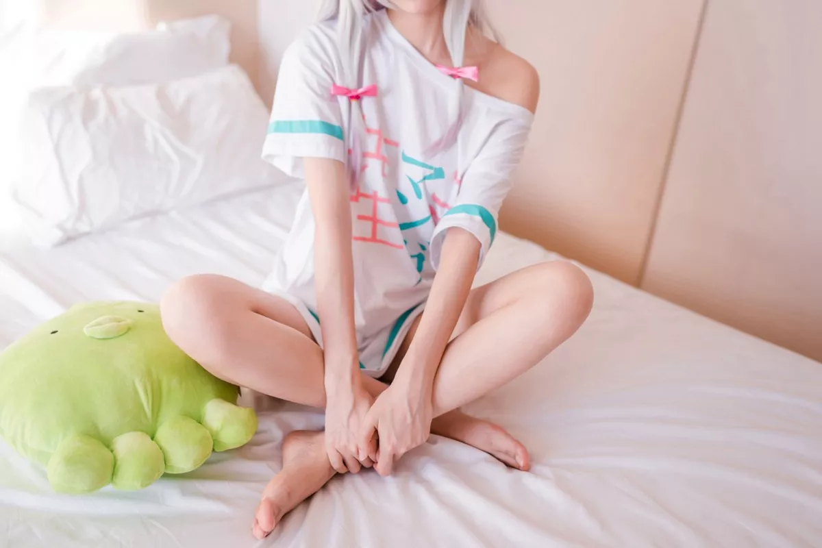萌系小姐姐木绵绵OwO沙雾主题阳光窗台私房床上性感白色服饰秀美腿迷人写真47P