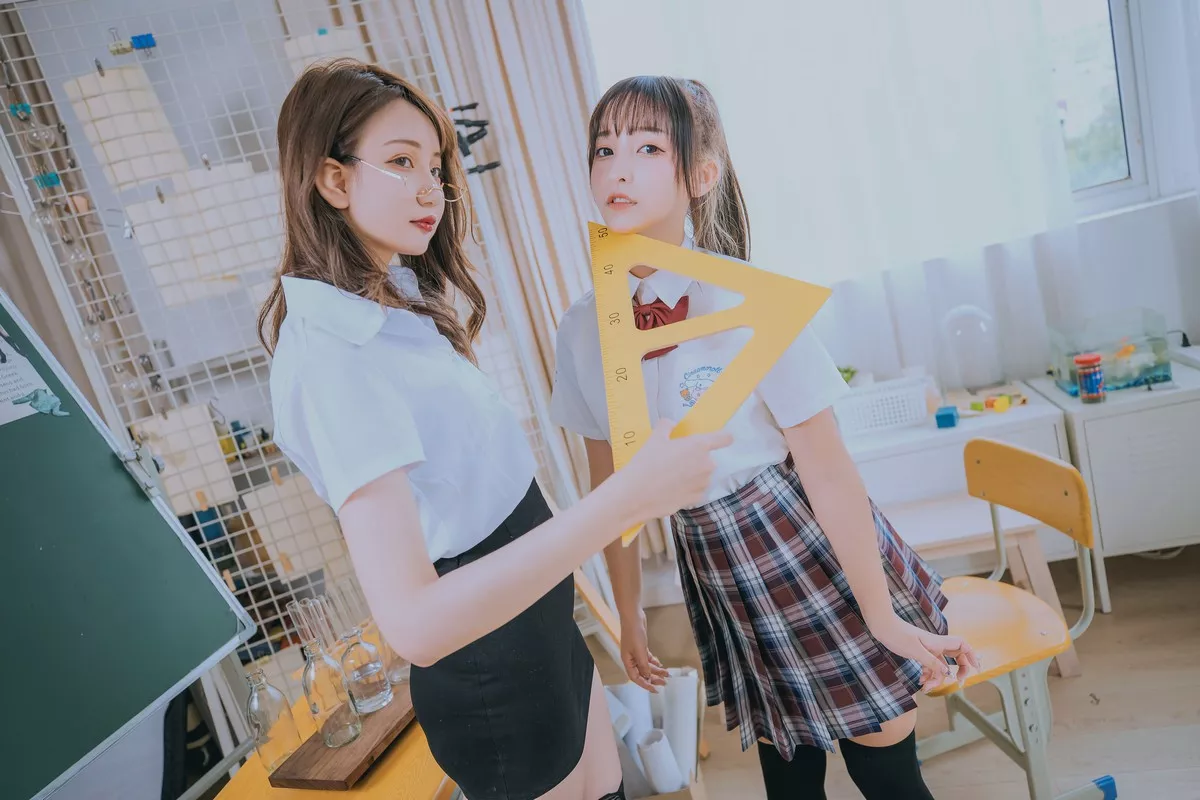 萝莉美女神楽板真冬百合教室主题教室里师生情主题性感白T配黑丝袜诱惑写真150P