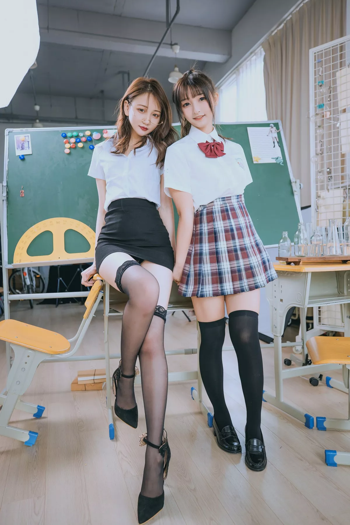 萝莉美女神楽板真冬百合教室主题教室里师生情主题性感白T配黑丝袜诱惑写真150P