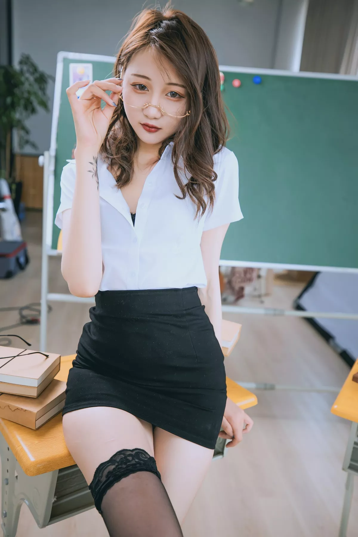 萝莉美女神楽板真冬百合教室主题教室里师生情主题性感白T配黑丝袜诱惑写真150P