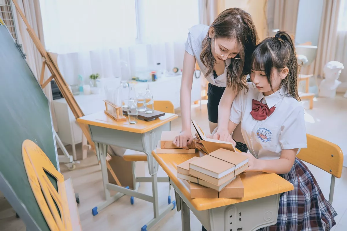 萝莉美女神楽板真冬百合教室主题教室里师生情主题性感白T配黑丝袜诱惑写真150P