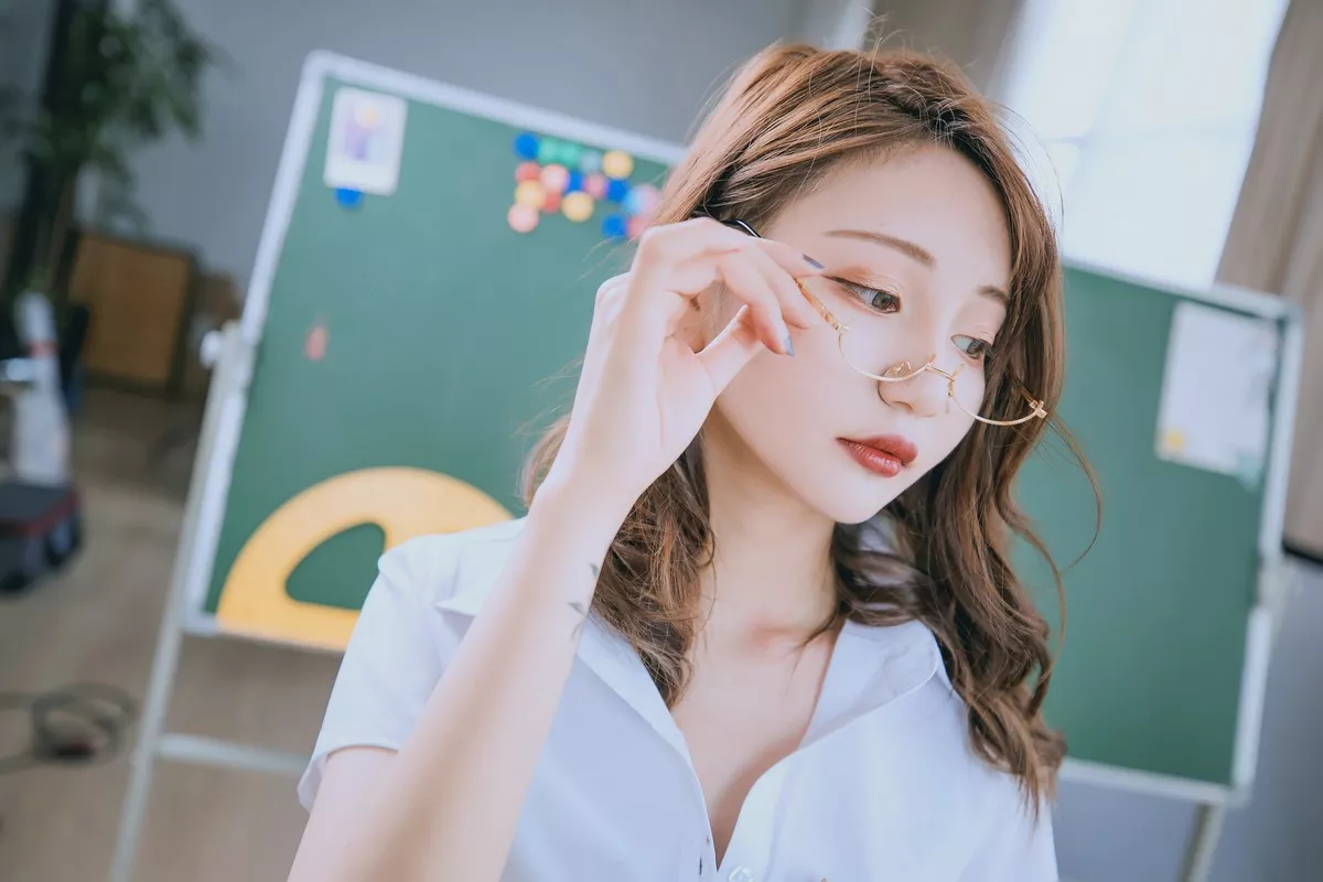 萝莉美女神楽板真冬百合教室主题教室里师生情主题性感白T配黑丝袜诱惑写真150P