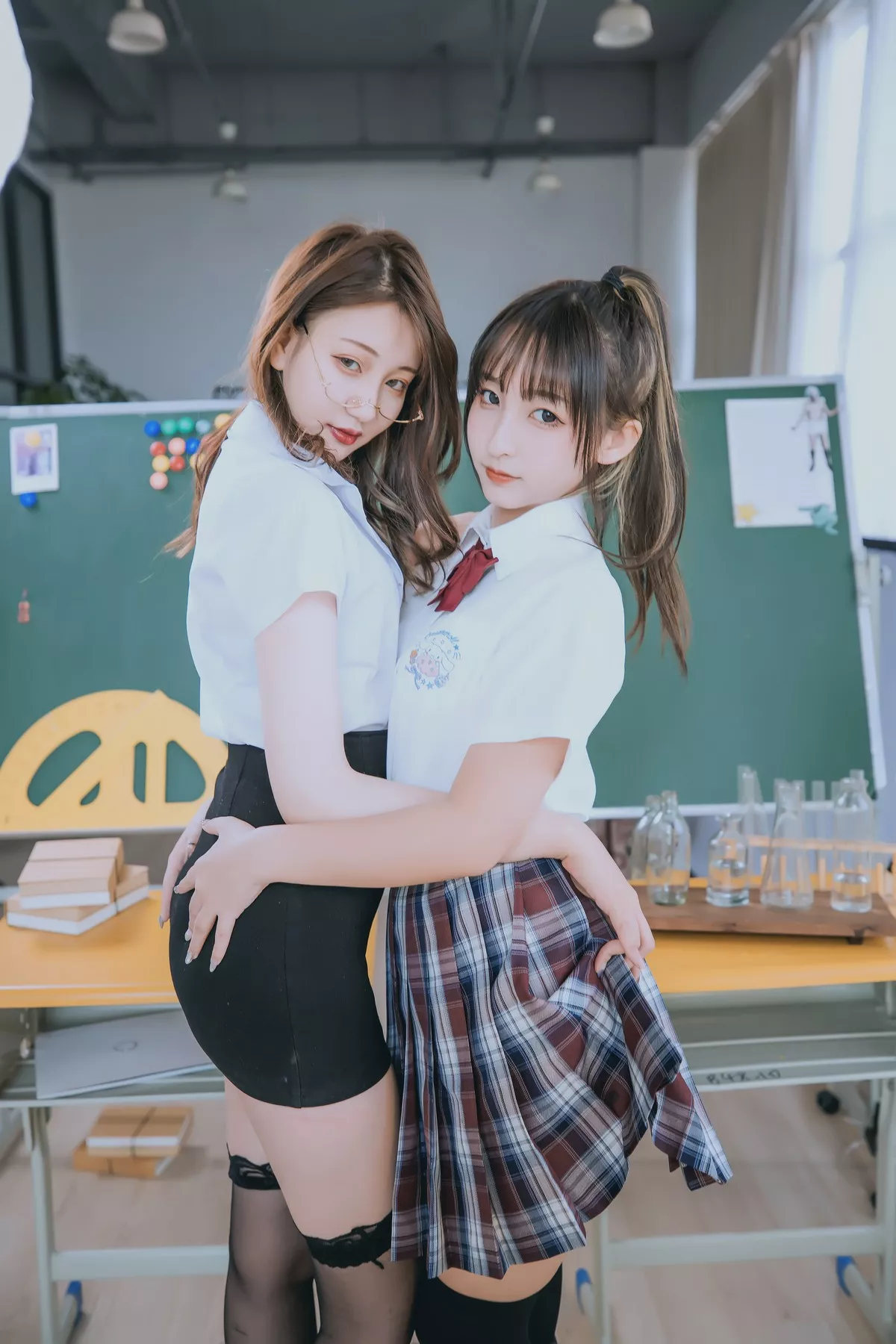 萝莉美女神楽板真冬百合教室主题教室里师生情主题性感白T配黑丝袜诱惑写真150P