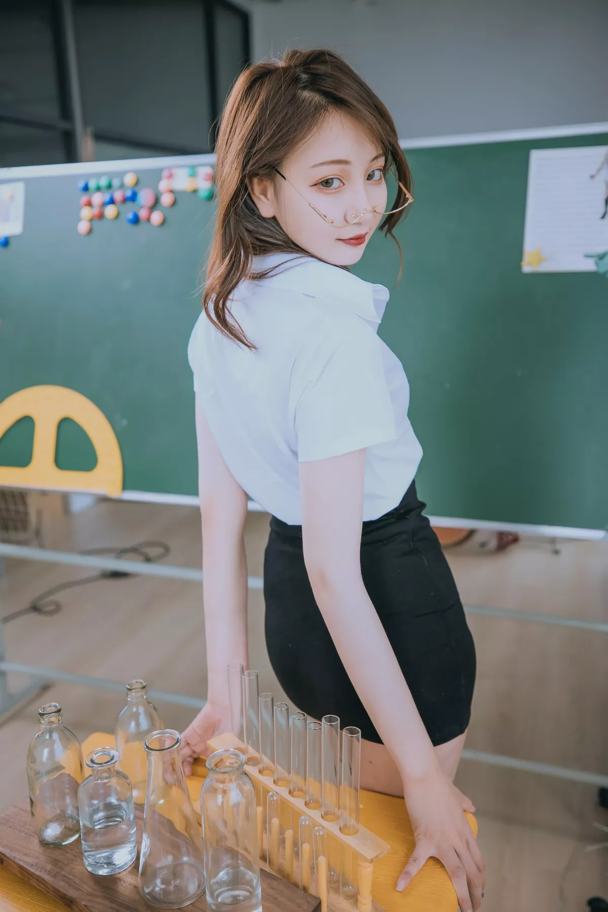 萝莉美女神楽板真冬百合教室主题教室里师生情主题性感白T配黑丝袜诱惑写真150P