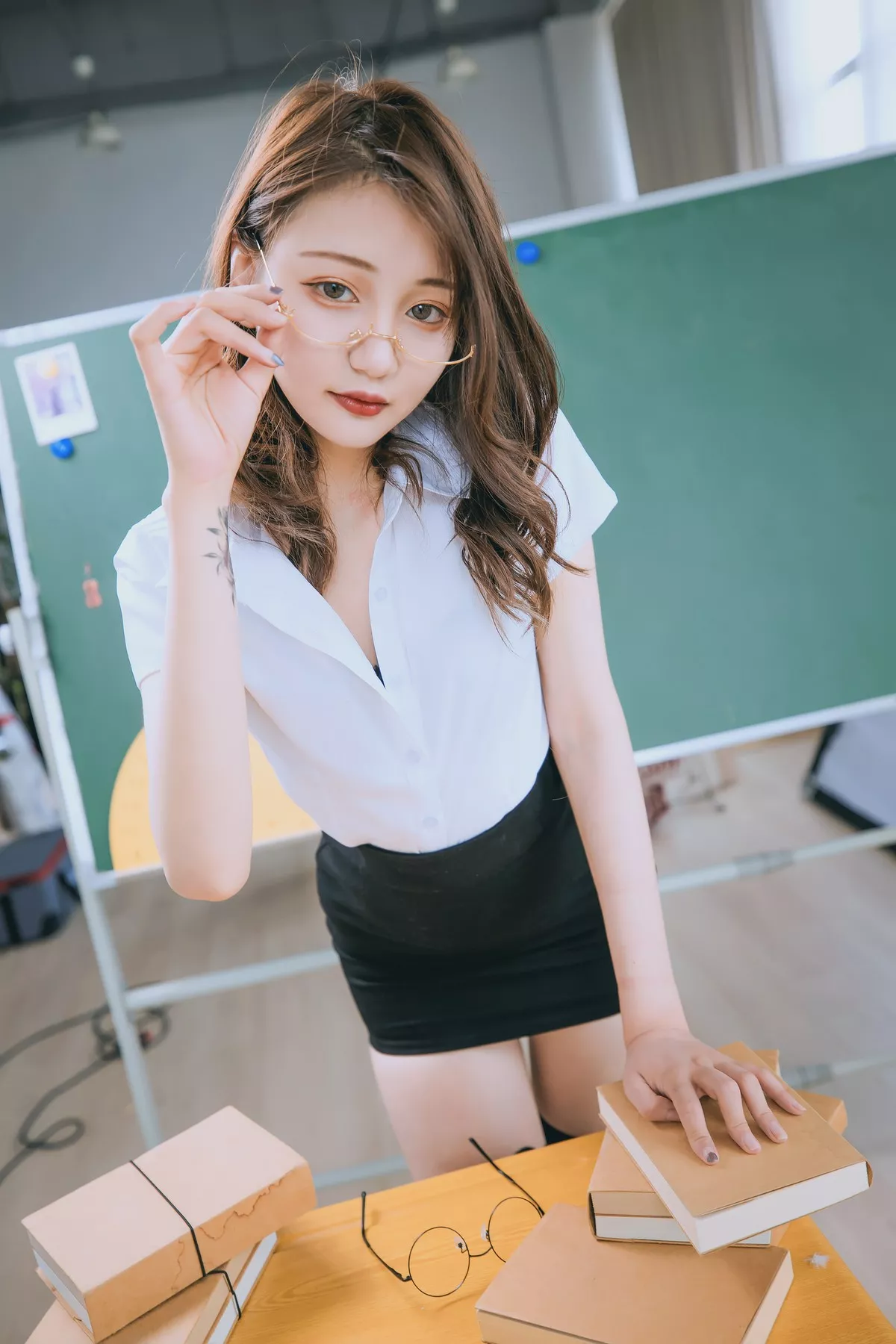 萝莉美女神楽板真冬百合教室主题教室里师生情主题性感白T配黑丝袜诱惑写真150P