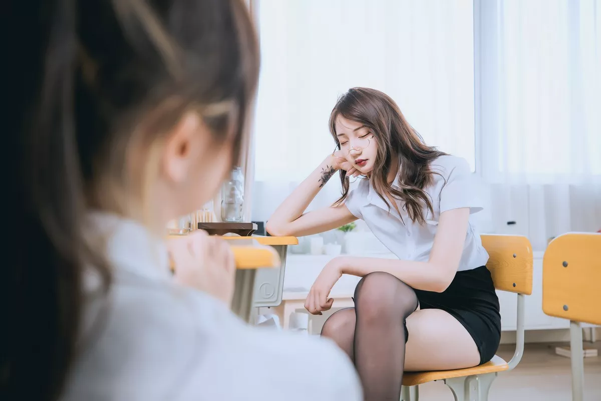萝莉美女神楽板真冬百合教室主题教室里师生情主题性感白T配黑丝袜诱惑写真150P