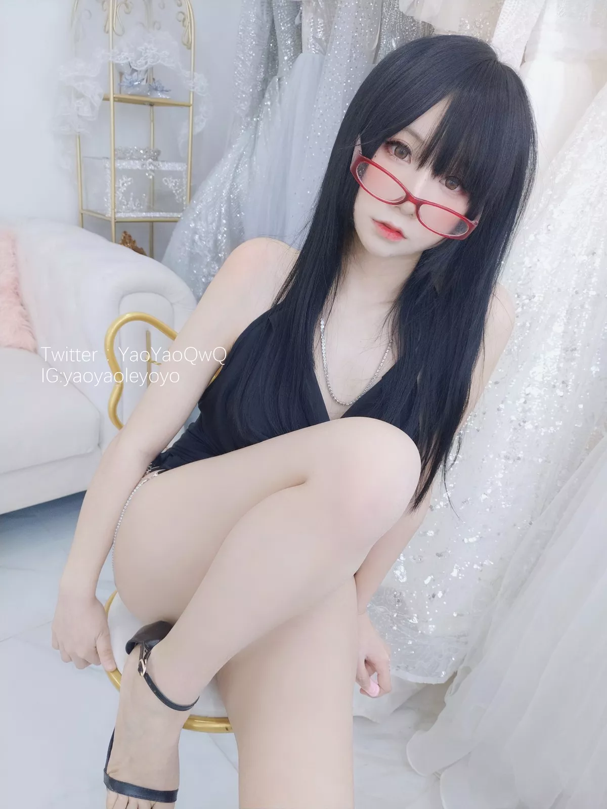 网络美女软妹摇摇乐和姐姐一起玩吧主题性感黑色礼裙半脱露豪乳遮点诱惑写真32P