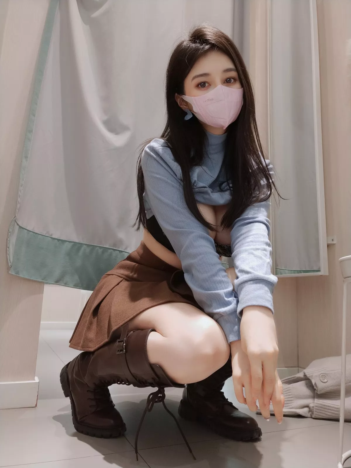 Coser小姐姐白银试着室主题半脱露性感蕾丝内衣配肉丝吊袜秀豪乳翘臀诱惑写真80P