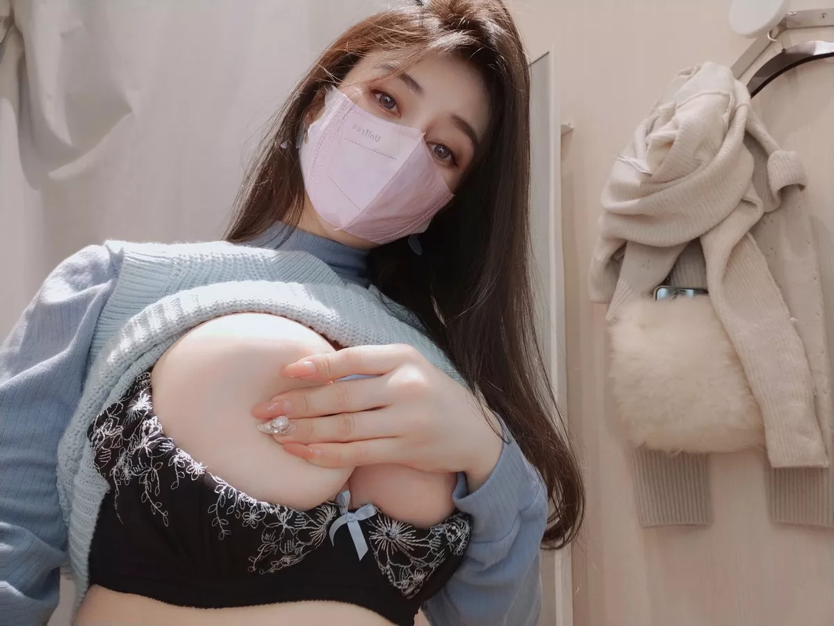 Coser小姐姐白银试着室主题半脱露性感蕾丝内衣配肉丝吊袜秀豪乳翘臀诱惑写真80P