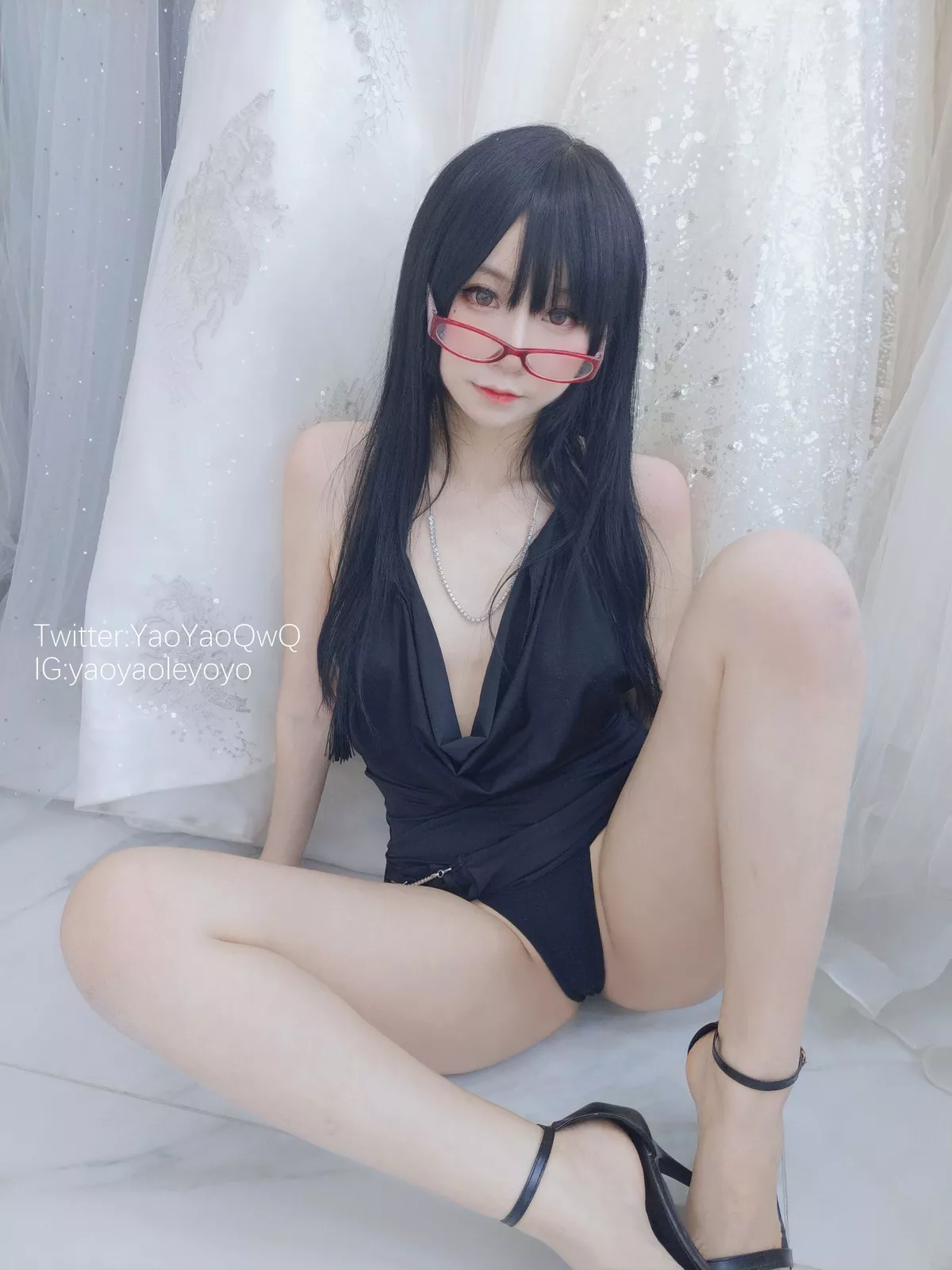 网络美女软妹摇摇乐和姐姐一起玩吧主题性感黑色礼裙半脱露豪乳遮点诱惑写真32P