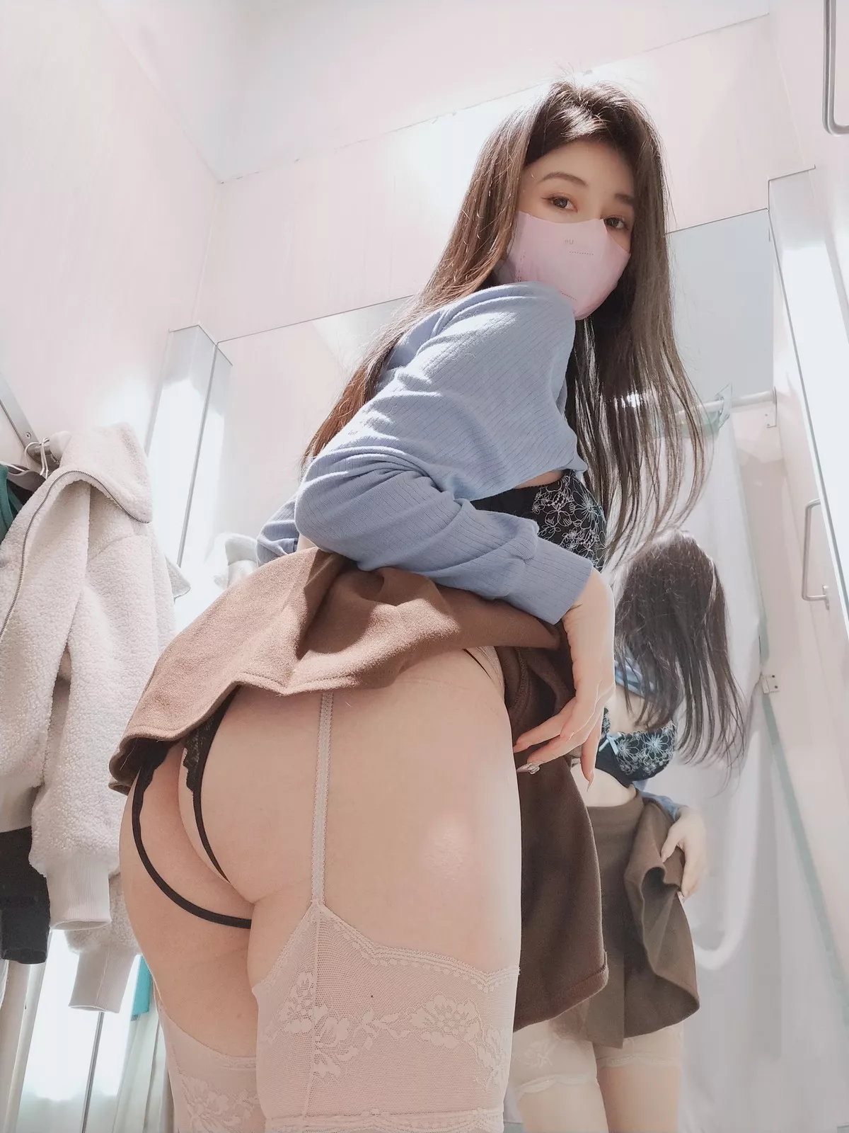 Coser小姐姐白银试着室主题半脱露性感蕾丝内衣配肉丝吊袜秀豪乳翘臀诱惑写真80P