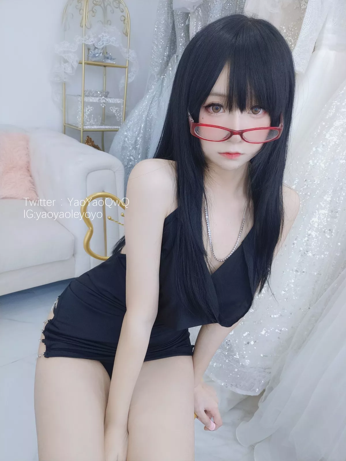 网络美女软妹摇摇乐和姐姐一起玩吧主题性感黑色礼裙半脱露豪乳遮点诱惑写真32P