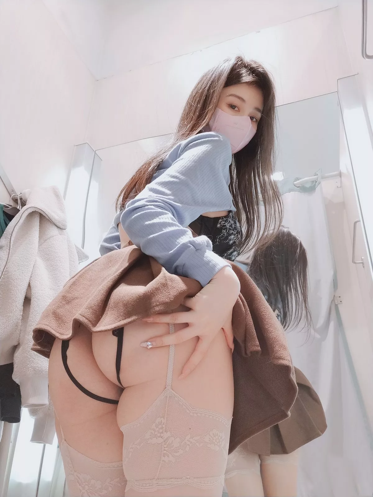 Coser小姐姐白银试着室主题半脱露性感蕾丝内衣配肉丝吊袜秀豪乳翘臀诱惑写真80P