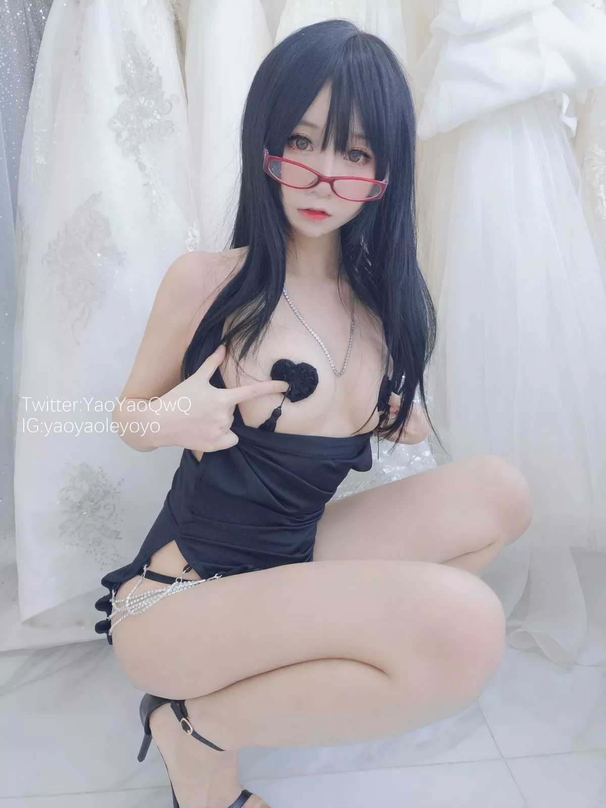 网络美女软妹摇摇乐和姐姐一起玩吧主题性感黑色礼裙半脱露豪乳遮点诱惑写真32P