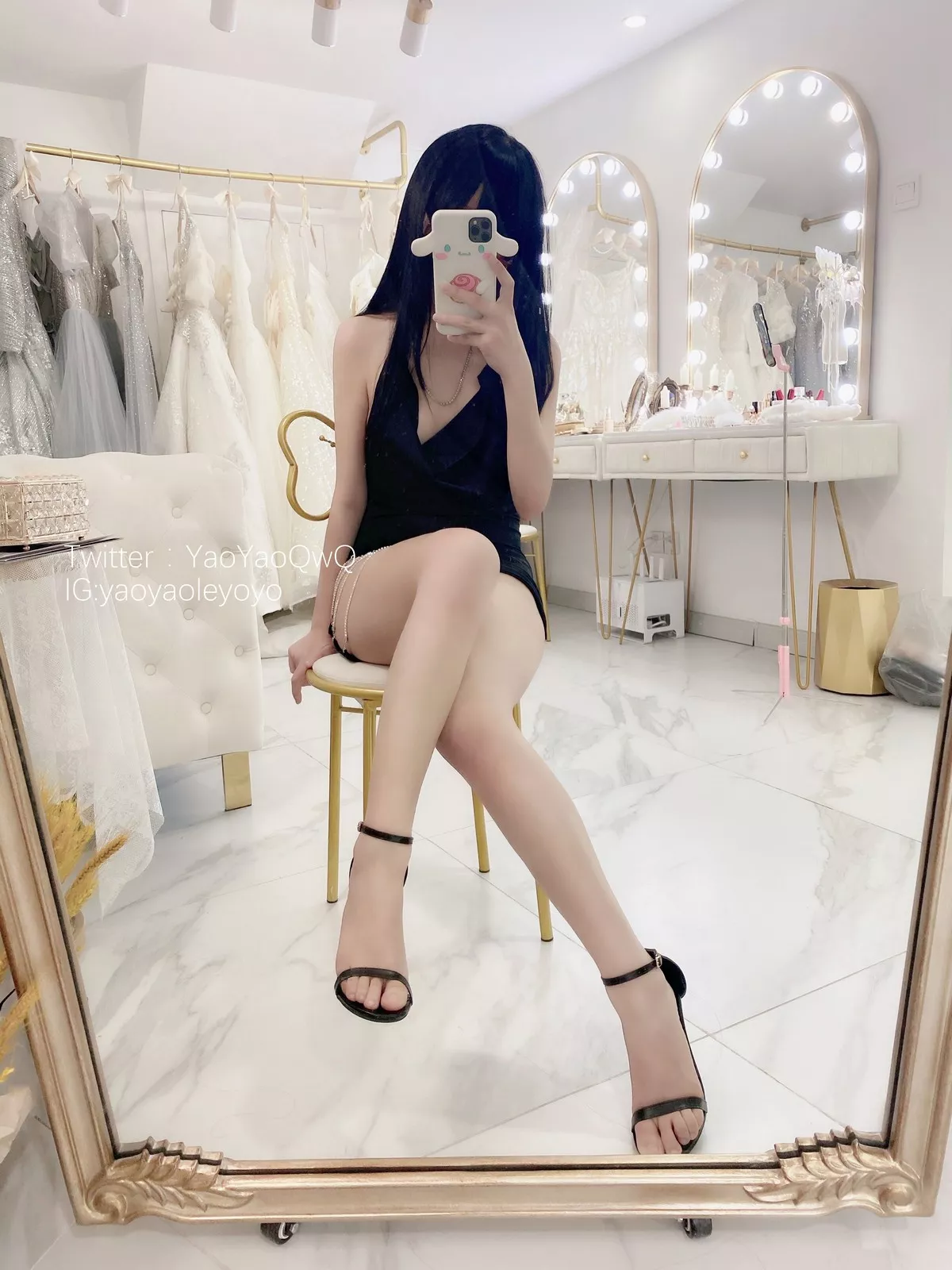 网络美女软妹摇摇乐和姐姐一起玩吧主题性感黑色礼裙半脱露豪乳遮点诱惑写真32P