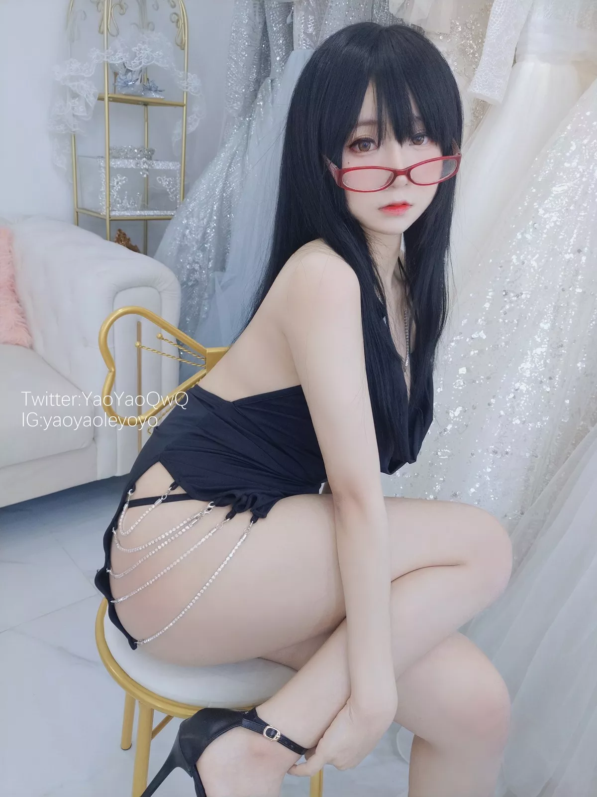 网络美女软妹摇摇乐和姐姐一起玩吧主题性感黑色礼裙半脱露豪乳遮点诱惑写真32P