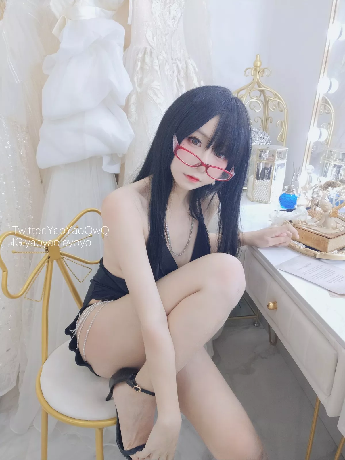 网络美女软妹摇摇乐和姐姐一起玩吧主题性感黑色礼裙半脱露豪乳遮点诱惑写真32P