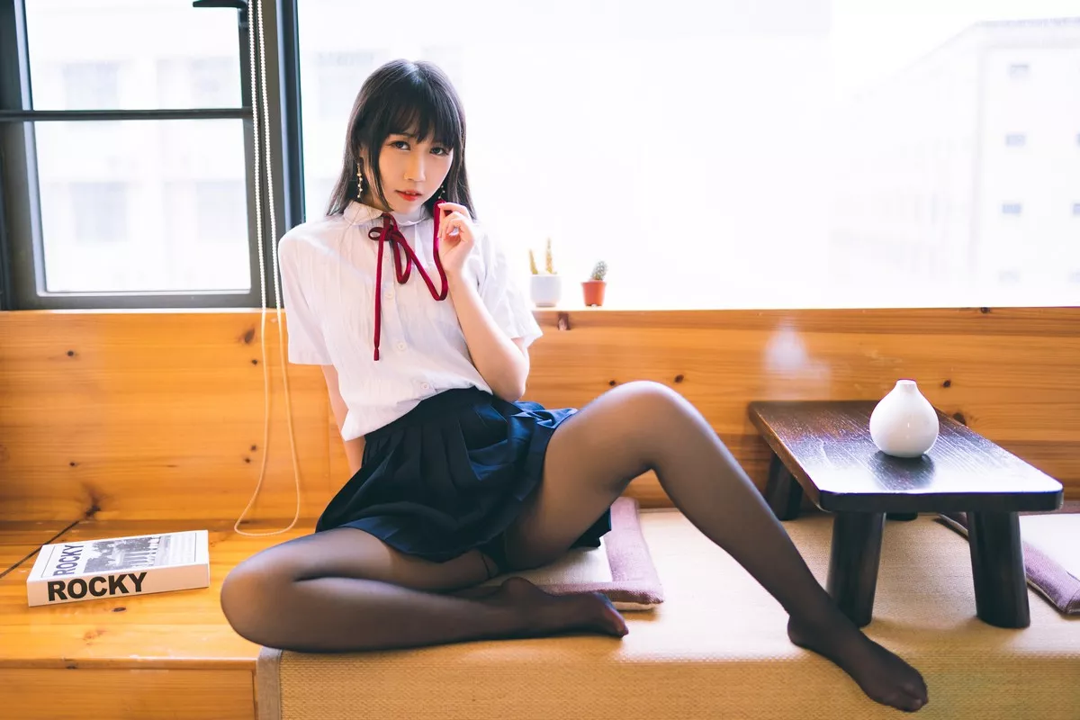 人气Coser不呆猫校服JK主题私房性感黑色短裙下超薄黑丝裤袜极致魅惑写真64P