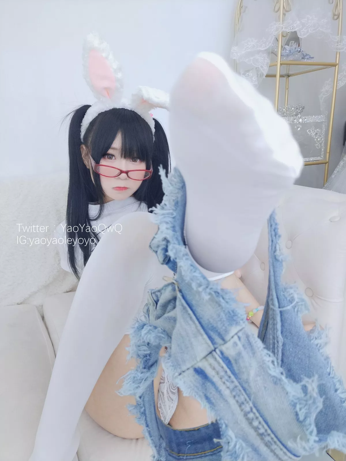 网络美女软妹摇摇乐一只小兔子主题私房半脱露白色蕾丝内衣秀豪乳遮点诱惑写真94P