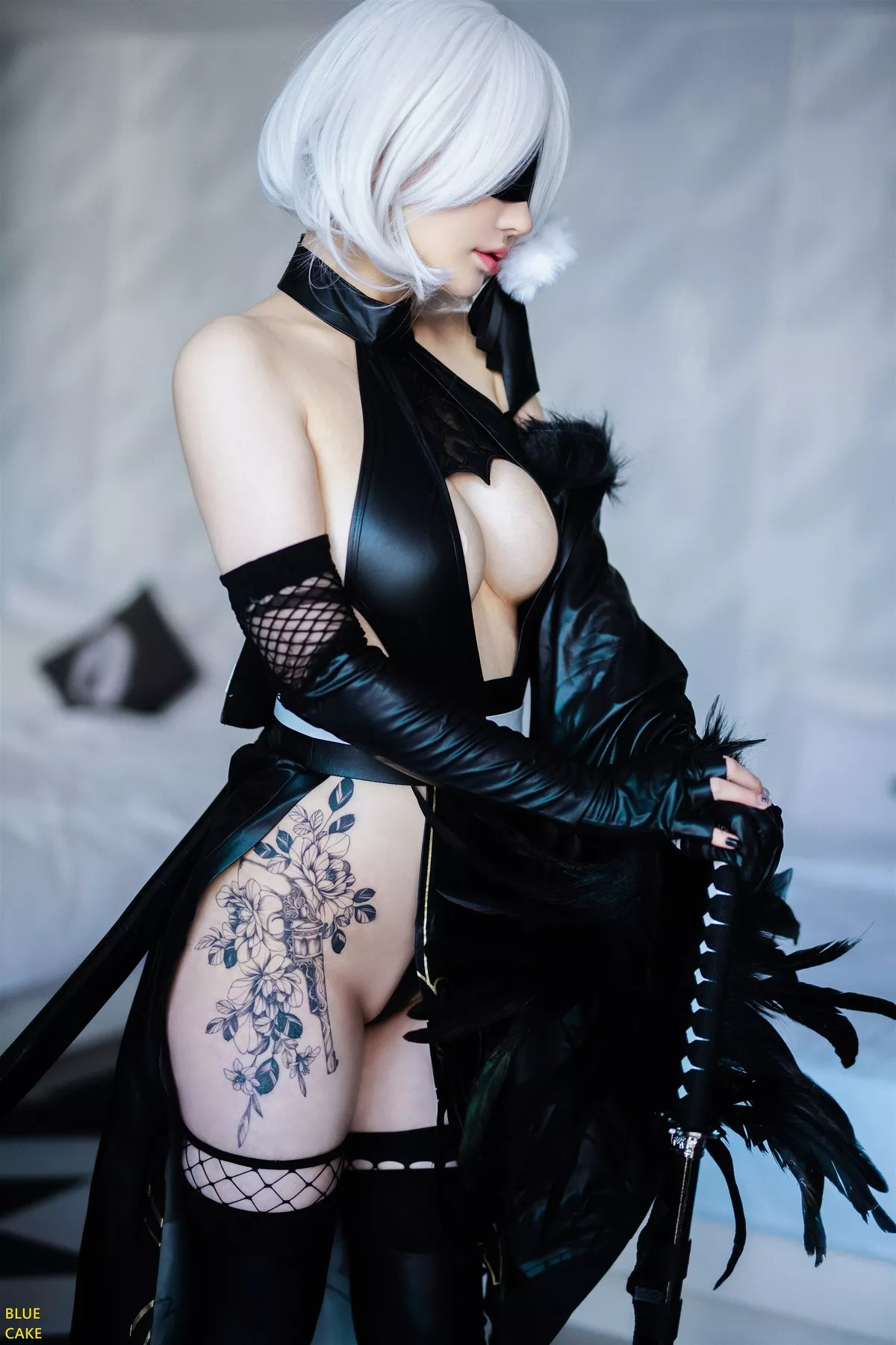 [Bluecake]孙艺恩-2B RED主题私房性感黑色服饰半脱秀豪乳翘臀惹火诱惑写真62P