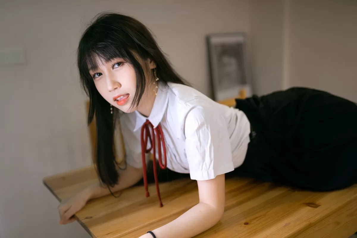 人气Coser不呆猫校服JK主题私房性感黑色短裙下超薄黑丝裤袜极致魅惑写真64P