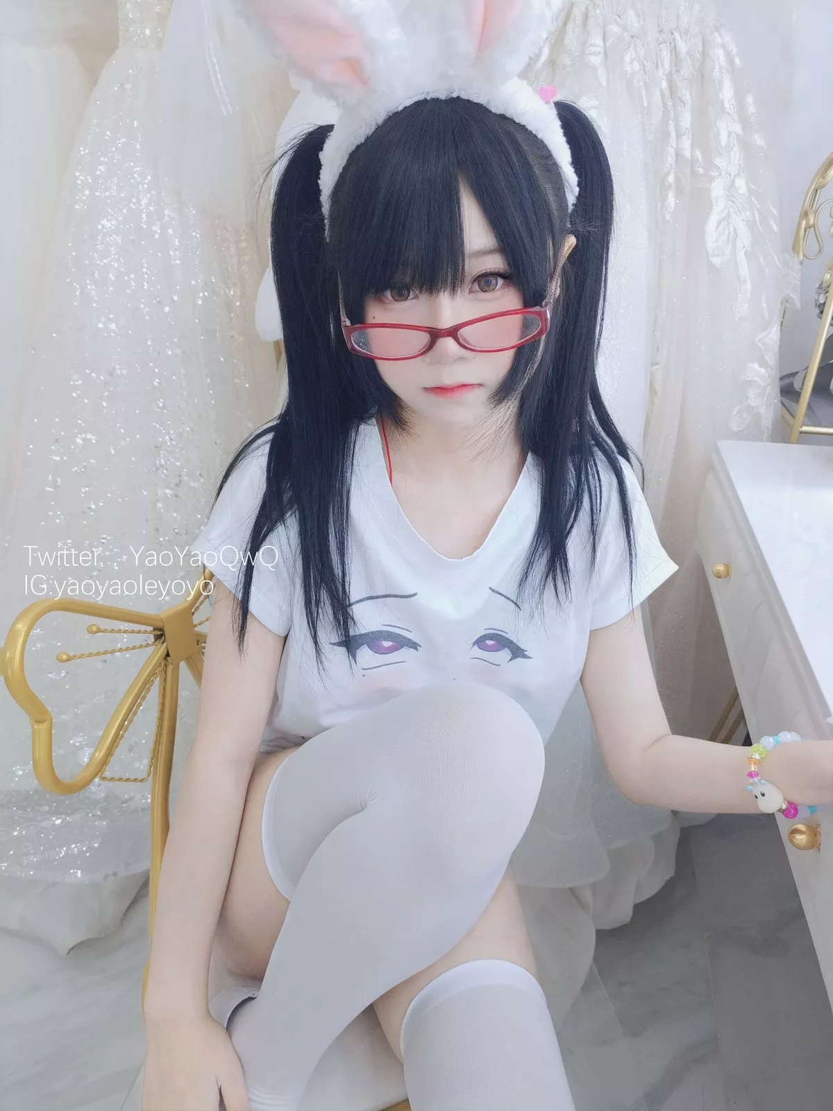 网络美女软妹摇摇乐一只小兔子主题私房半脱露白色蕾丝内衣秀豪乳遮点诱惑写真94P