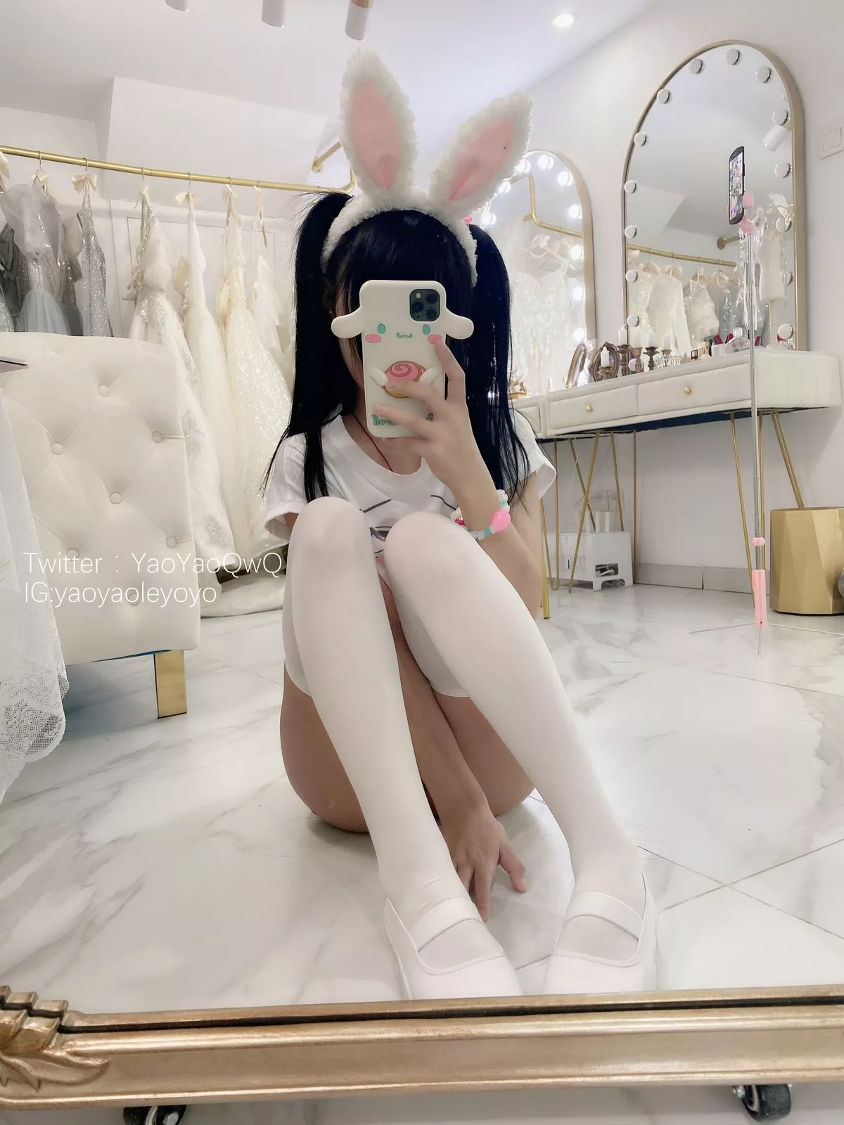 网络美女软妹摇摇乐一只小兔子主题私房半脱露白色蕾丝内衣秀豪乳遮点诱惑写真94P