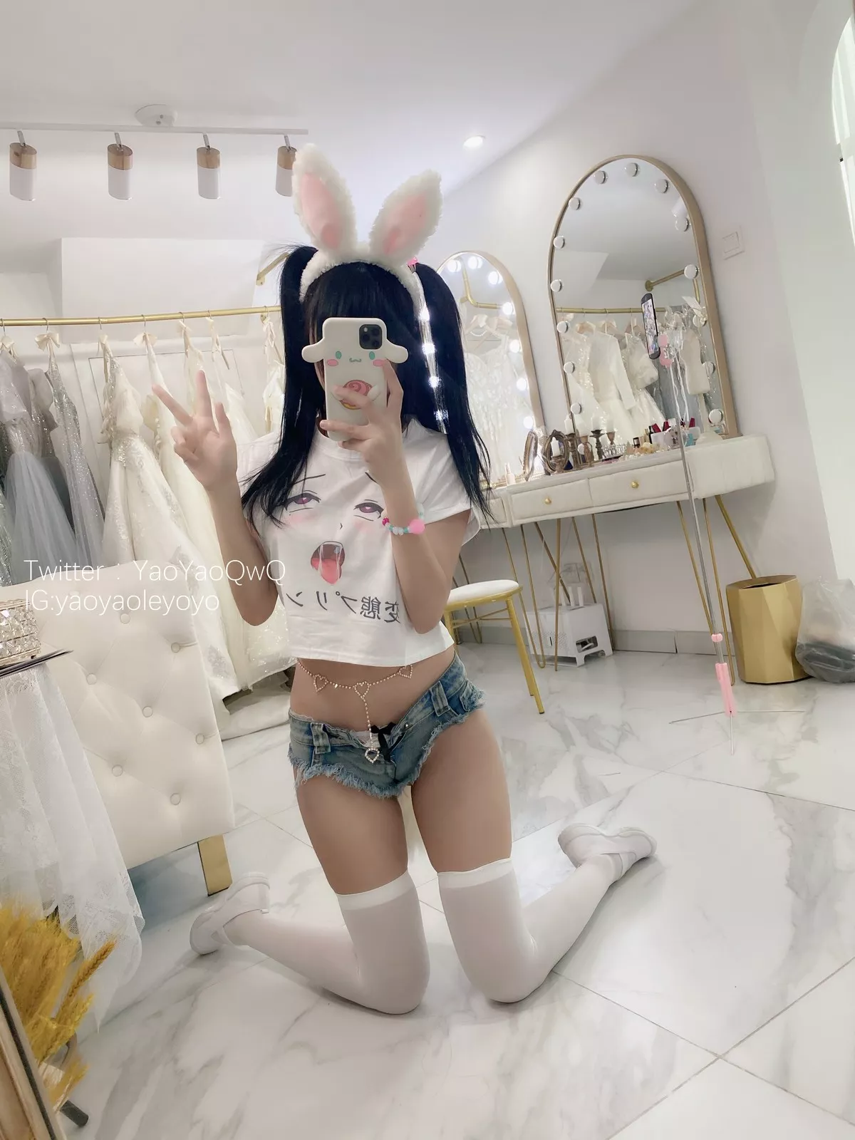 网络美女软妹摇摇乐一只小兔子主题私房半脱露白色蕾丝内衣秀豪乳遮点诱惑写真94P