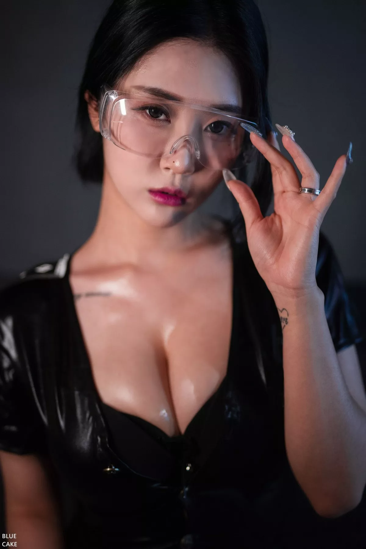 [Bluecake]Bomi-Siren主题私房性感JK制服+黑色皮质短裙套装秀完美身材诱惑写真71P