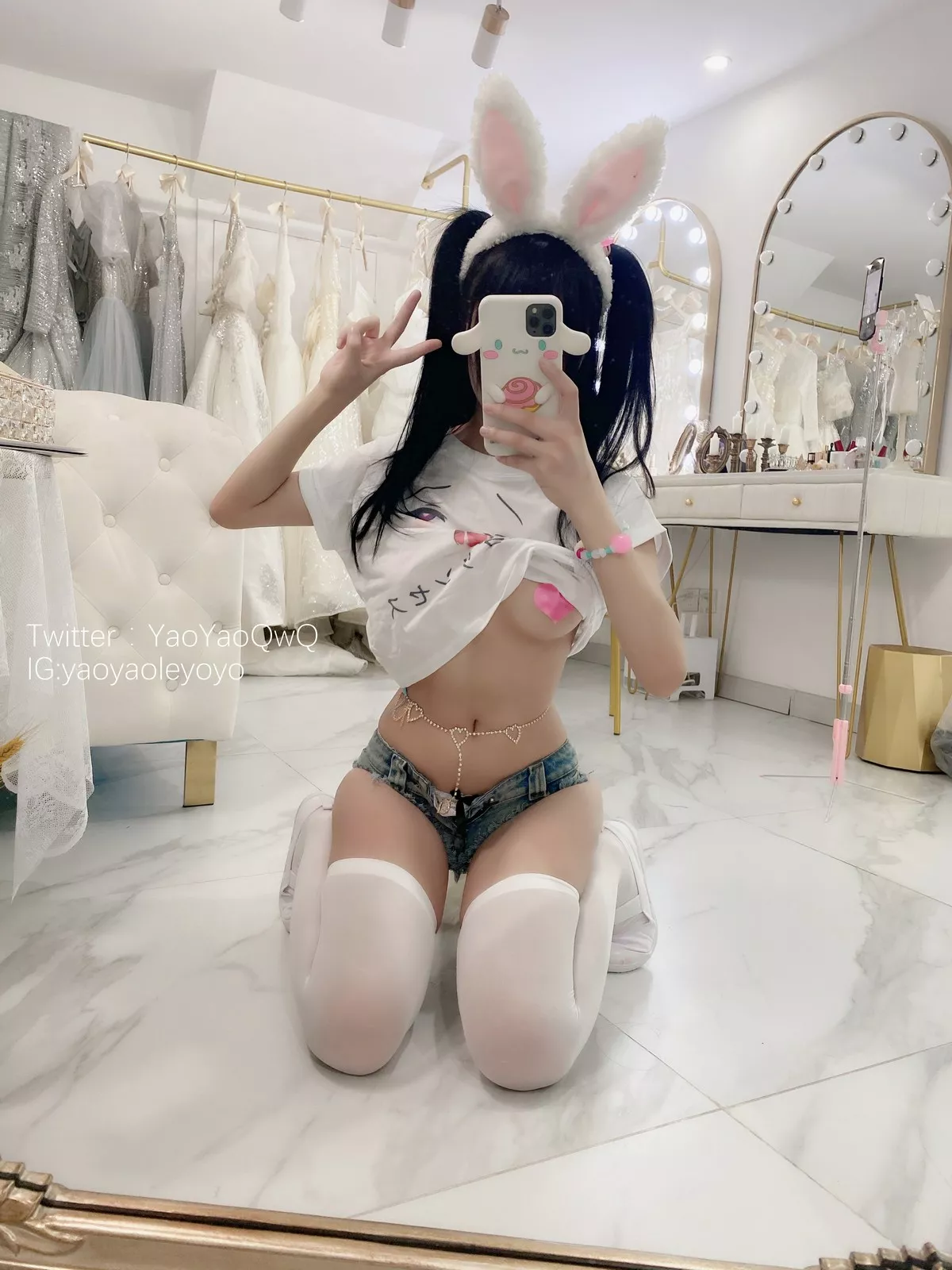网络美女软妹摇摇乐一只小兔子主题私房半脱露白色蕾丝内衣秀豪乳遮点诱惑写真94P