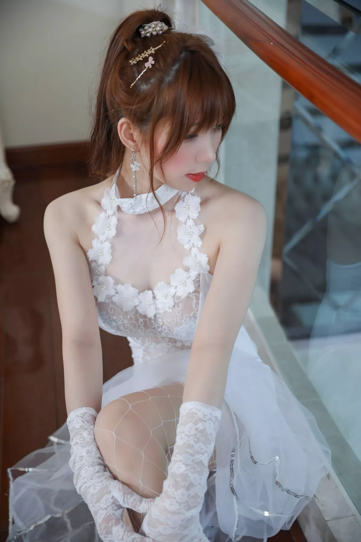 Coser美女鹿野希白礼服主题私房性感白色薄透服饰配黑丝网袜半脱露豪乳诱惑写真131P