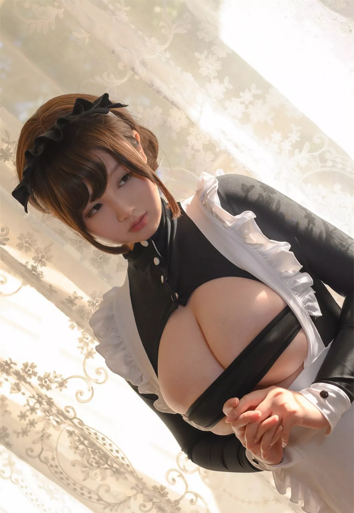 二次元美少女PAKI酱高叉女仆主题性感女仆装配白丝袜半脱露豪乳翘臀诱惑写真34P