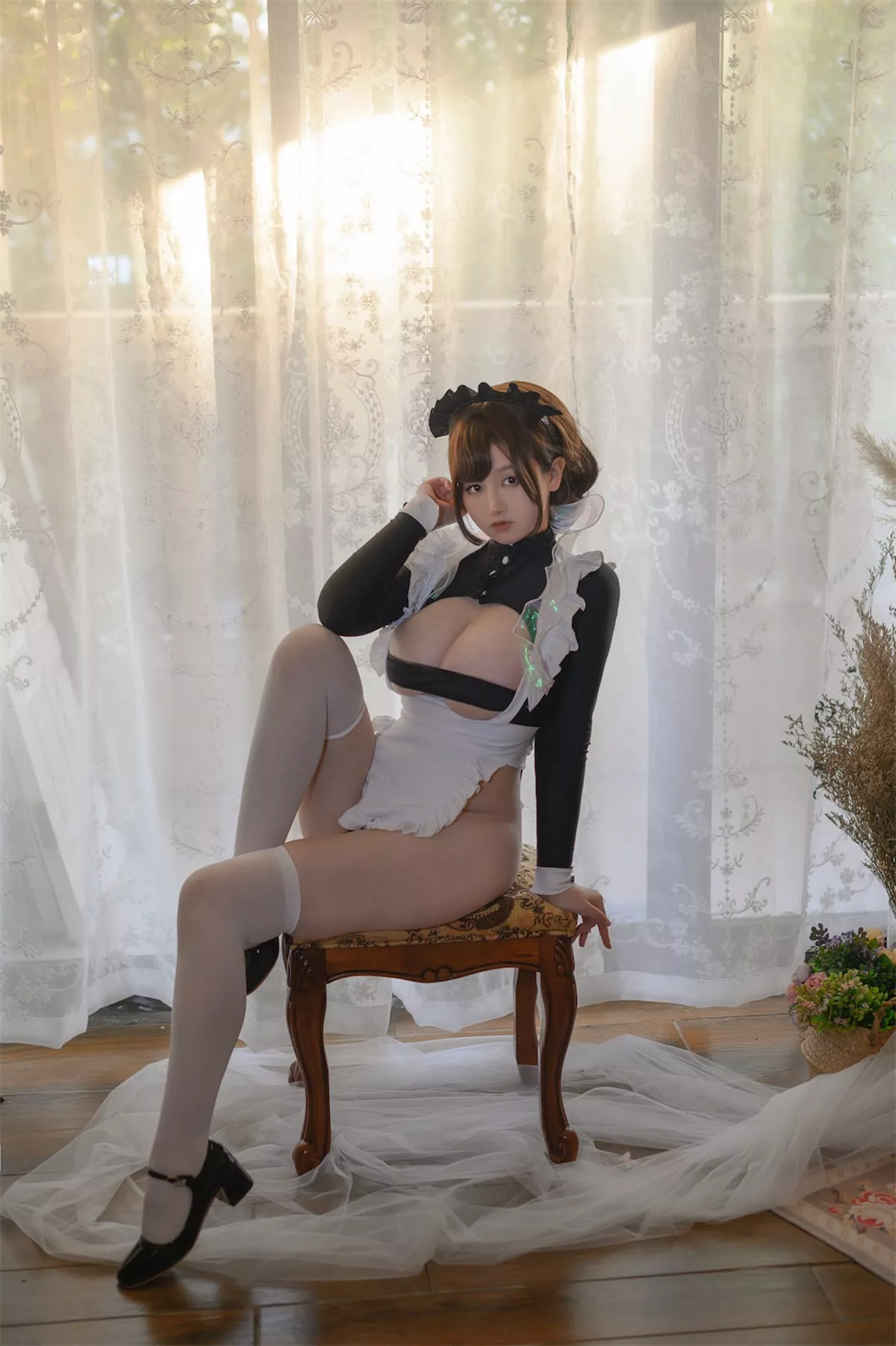 二次元美少女PAKI酱高叉女仆主题性感女仆装配白丝袜半脱露豪乳翘臀诱惑写真34P