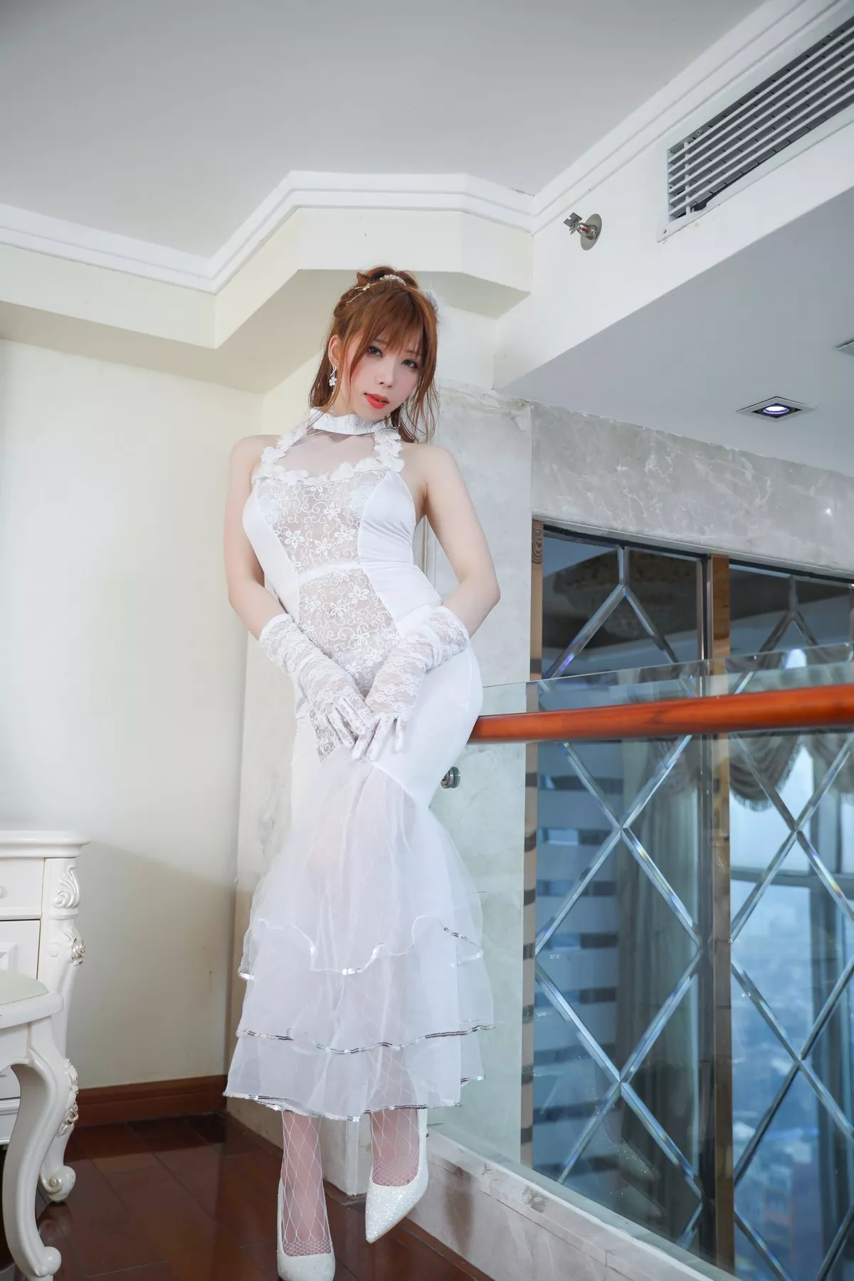 Coser美女鹿野希白礼服主题私房性感白色薄透服饰配黑丝网袜半脱露豪乳诱惑写真131P