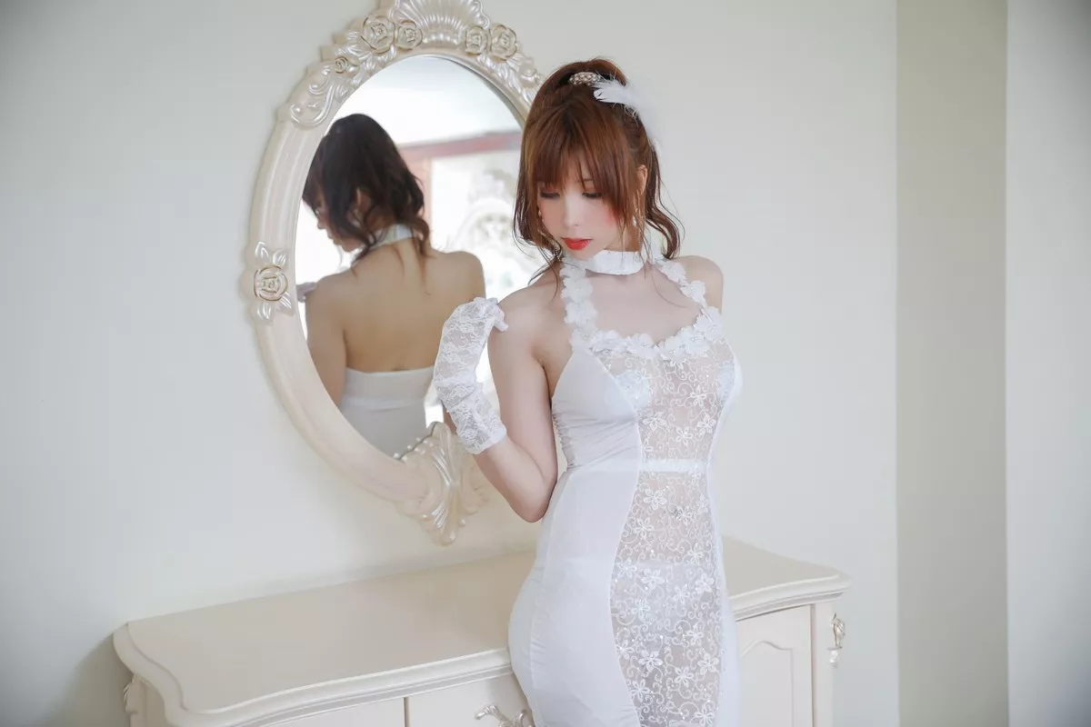 Coser美女鹿野希白礼服主题私房性感白色薄透服饰配黑丝网袜半脱露豪乳诱惑写真131P