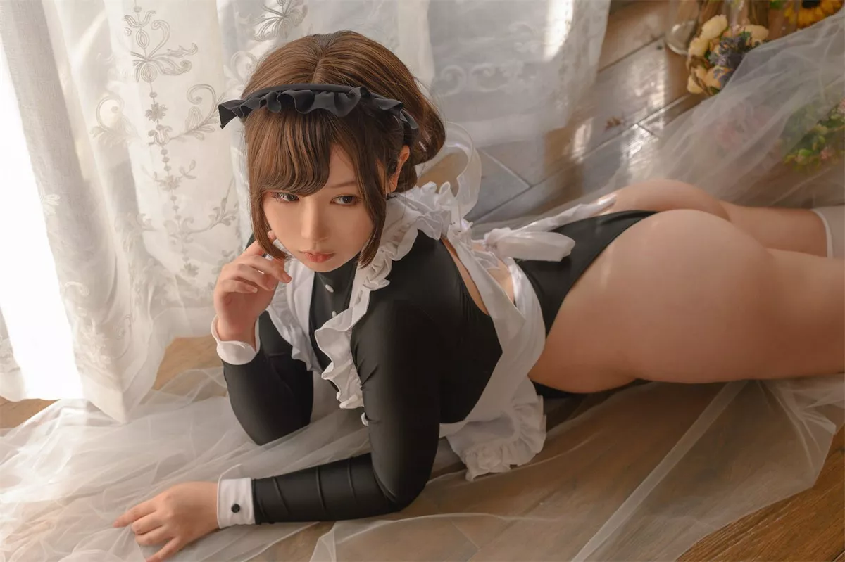 二次元美少女PAKI酱高叉女仆主题性感女仆装配白丝袜半脱露豪乳翘臀诱惑写真34P