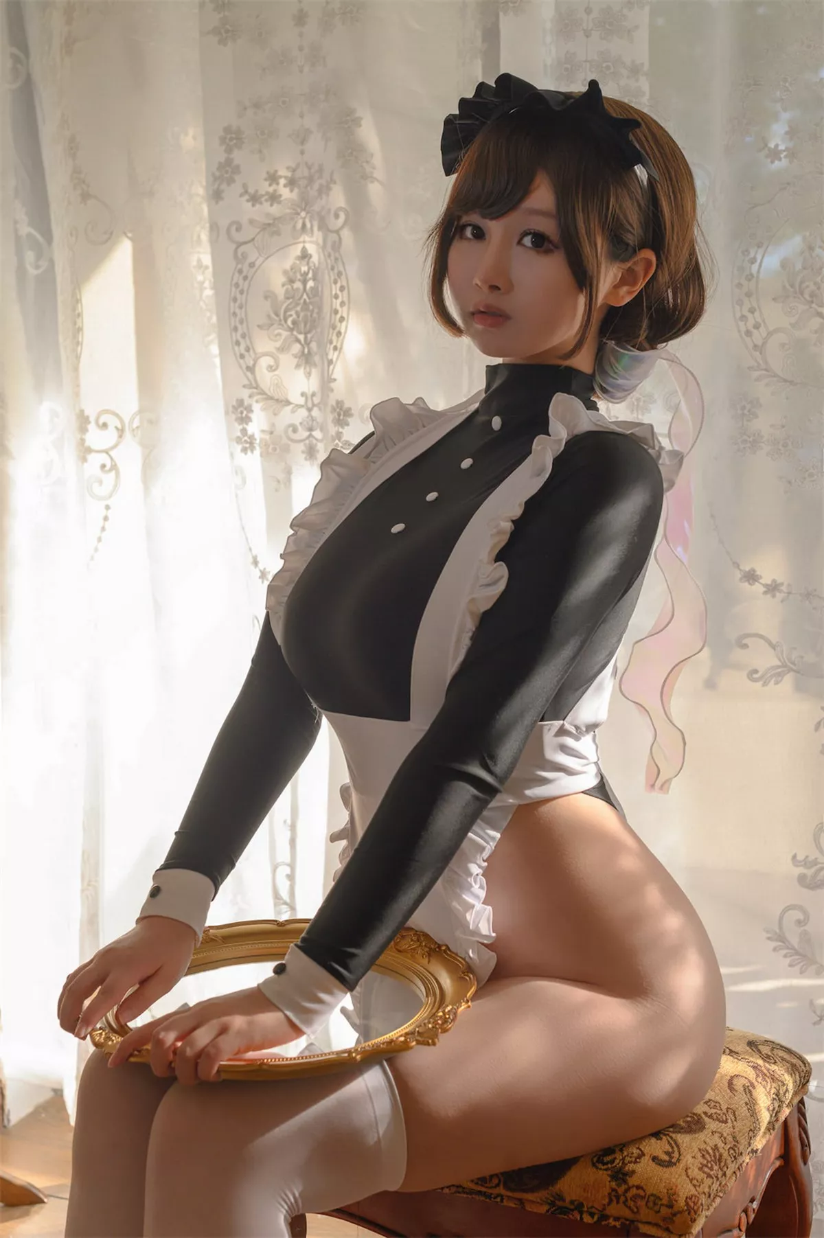 二次元美少女PAKI酱高叉女仆主题性感女仆装配白丝袜半脱露豪乳翘臀诱惑写真34P