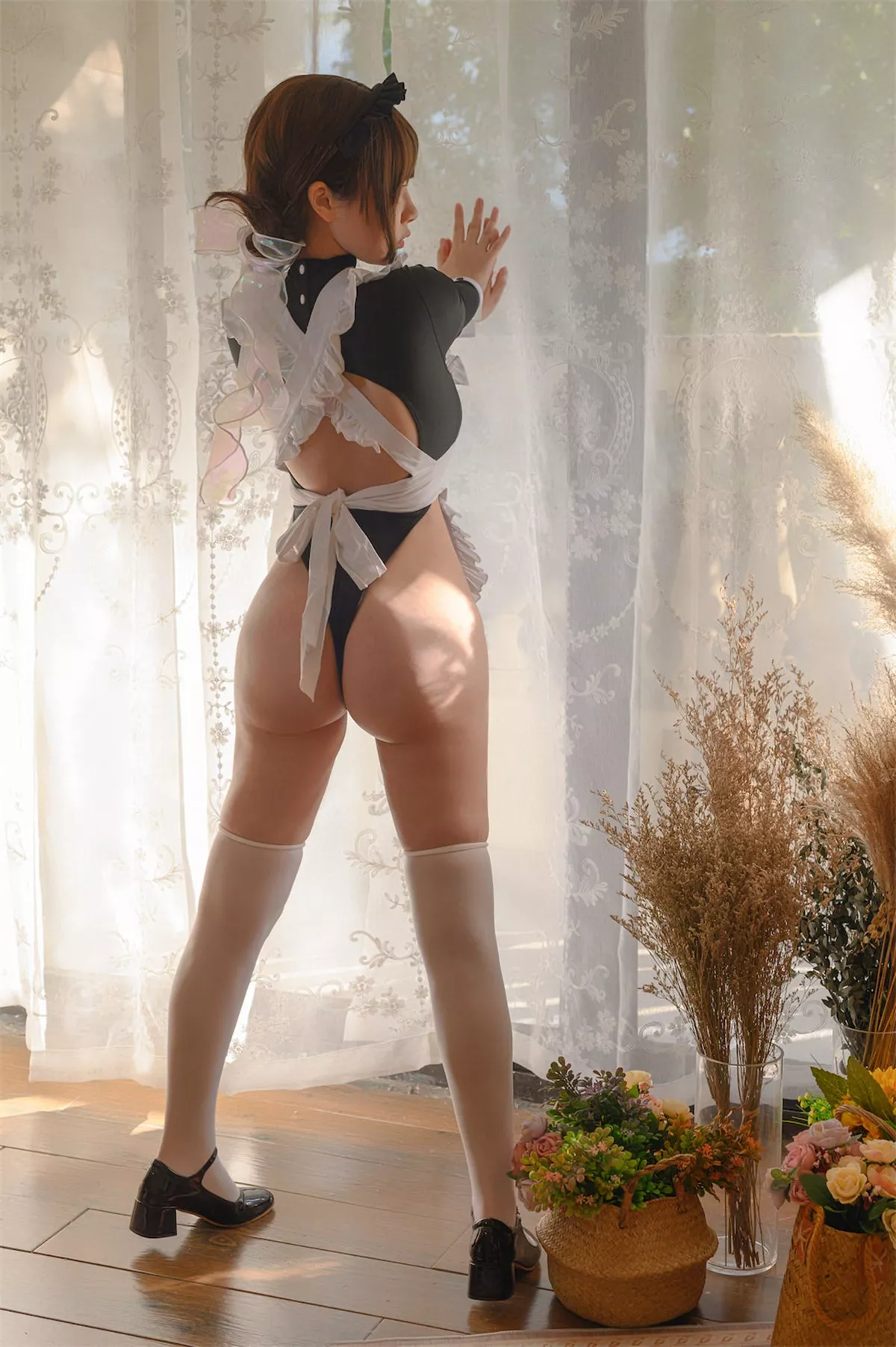 二次元美少女PAKI酱高叉女仆主题性感女仆装配白丝袜半脱露豪乳翘臀诱惑写真34P