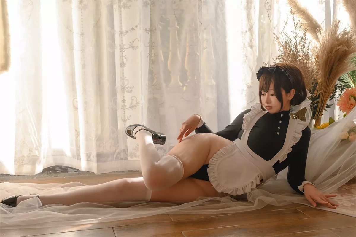 二次元美少女PAKI酱高叉女仆主题性感女仆装配白丝袜半脱露豪乳翘臀诱惑写真34P