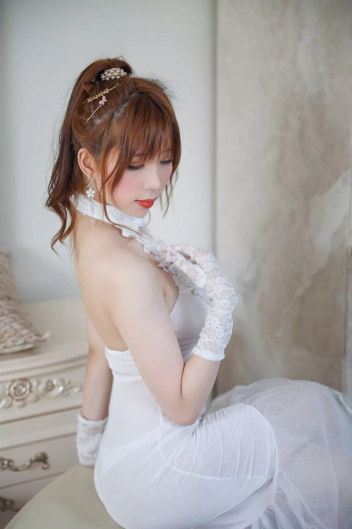 Coser美女鹿野希白礼服主题私房性感白色薄透服饰配黑丝网袜半脱露豪乳诱惑写真131P