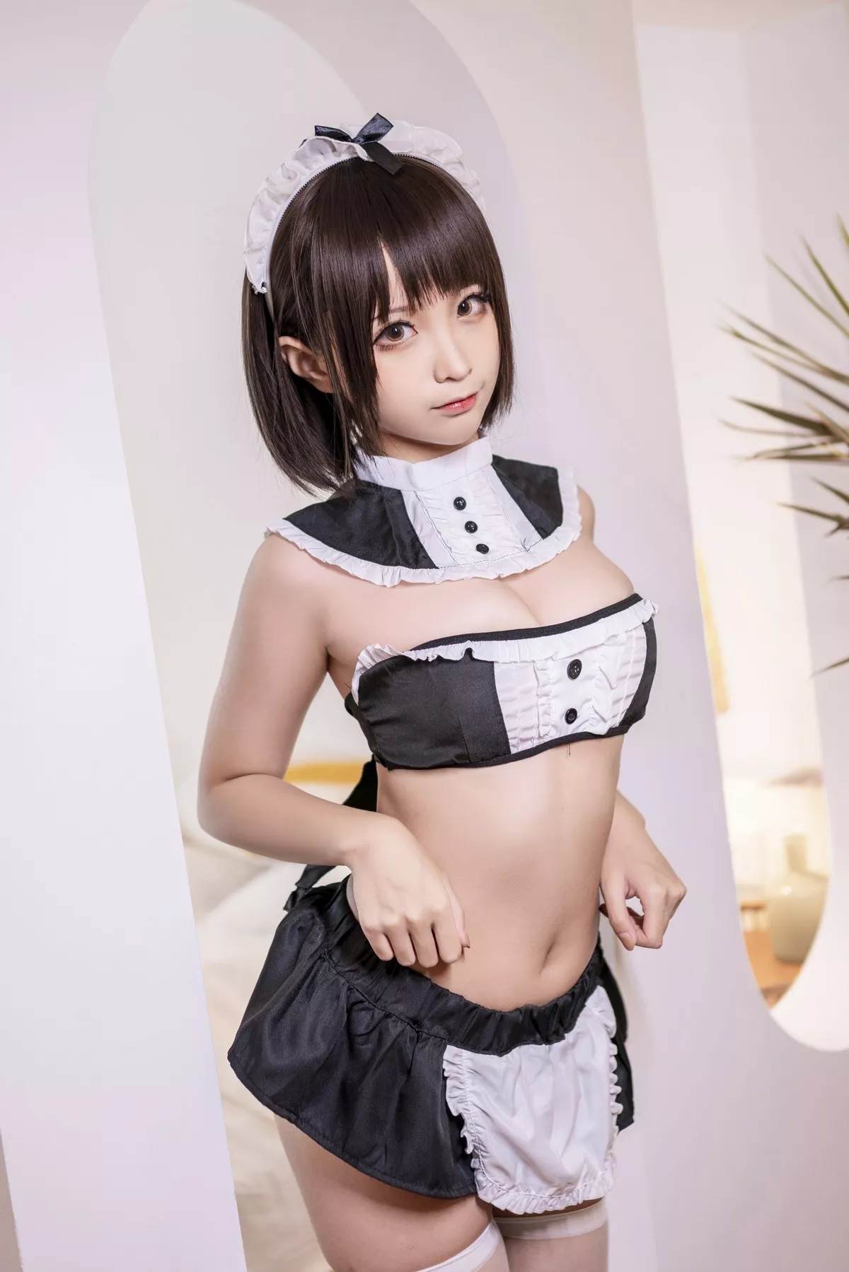 动漫博主蠢沫沫撩汉女仆主题私房超短女仆裙露性感白色内裤秀翘臀诱惑写真40P