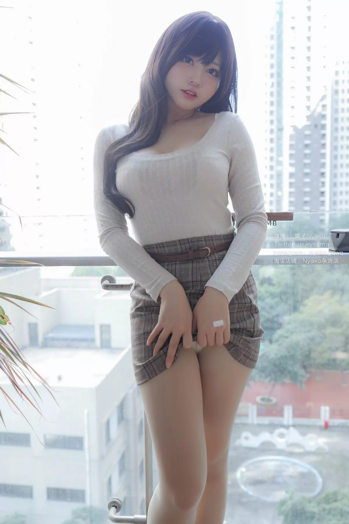 网络美女Nyako喵子人妻本主题紧身服饰配短裙半脱露豪乳遮点极致诱惑写真87P