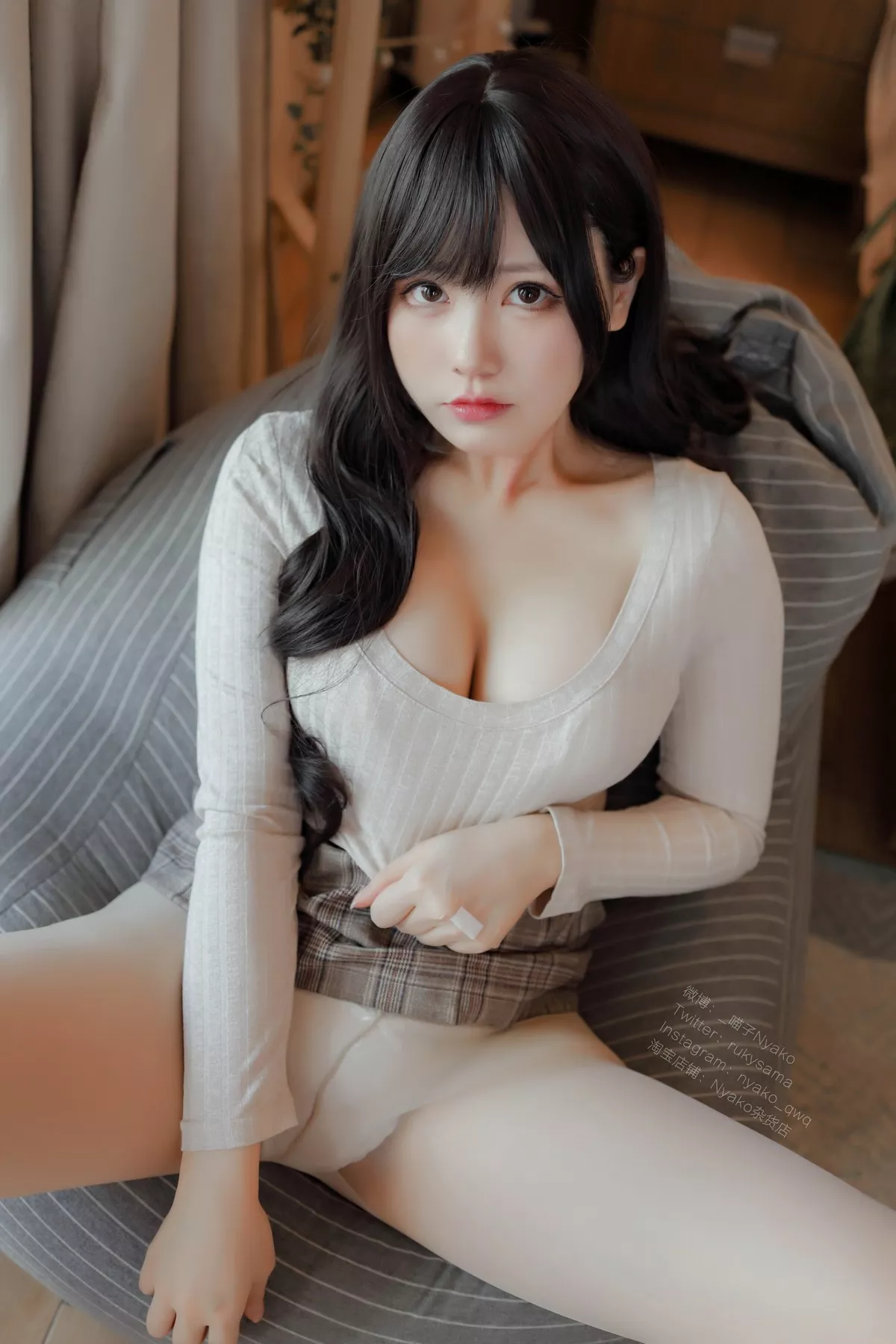 网络美女Nyako喵子人妻本主题紧身服饰配短裙半脱露豪乳遮点极致诱惑写真87P