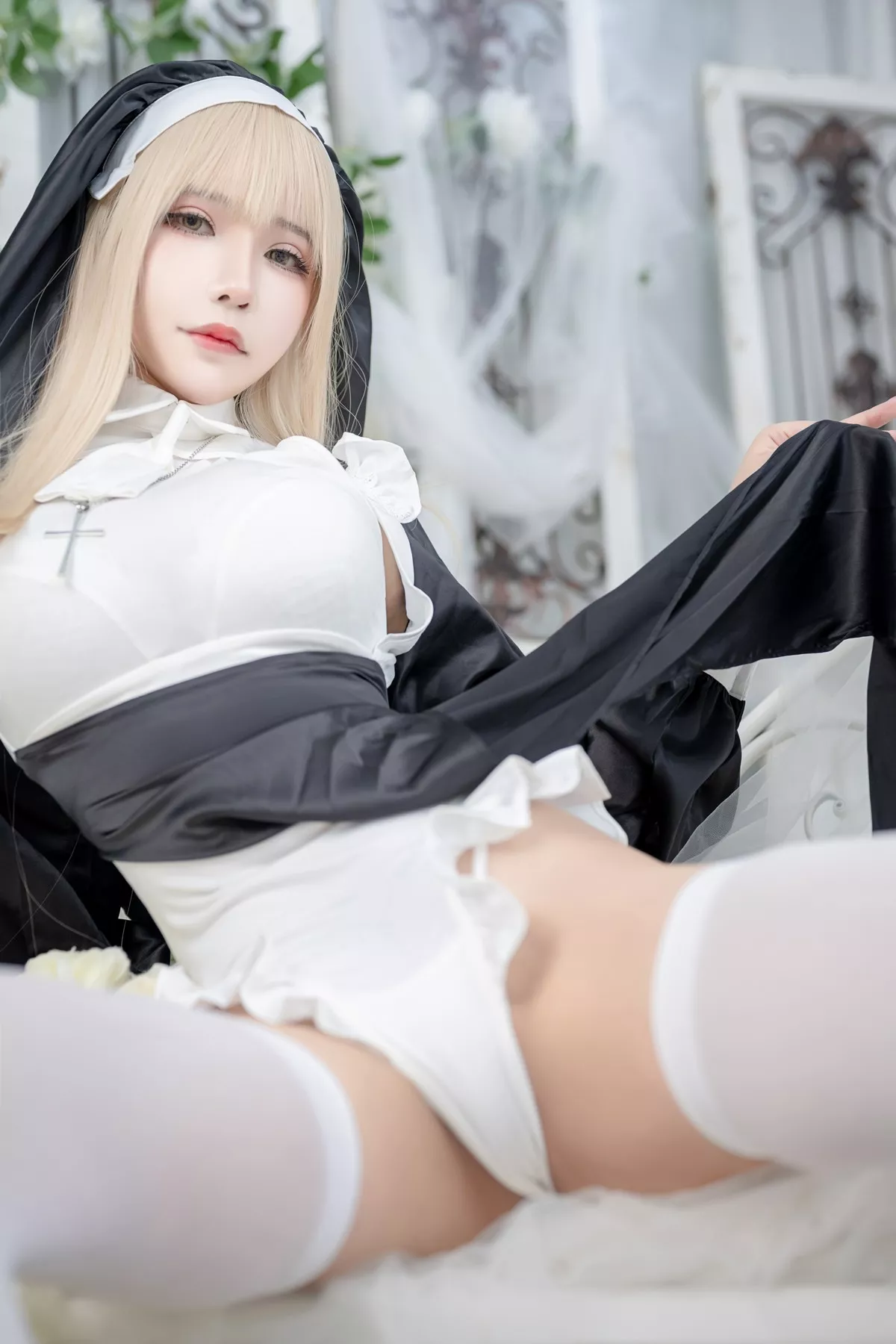 二次元妹子抱走莫子aa生日特辑主题性感修女装扮半脱露豪乳豹纹遮点诱惑写真75P