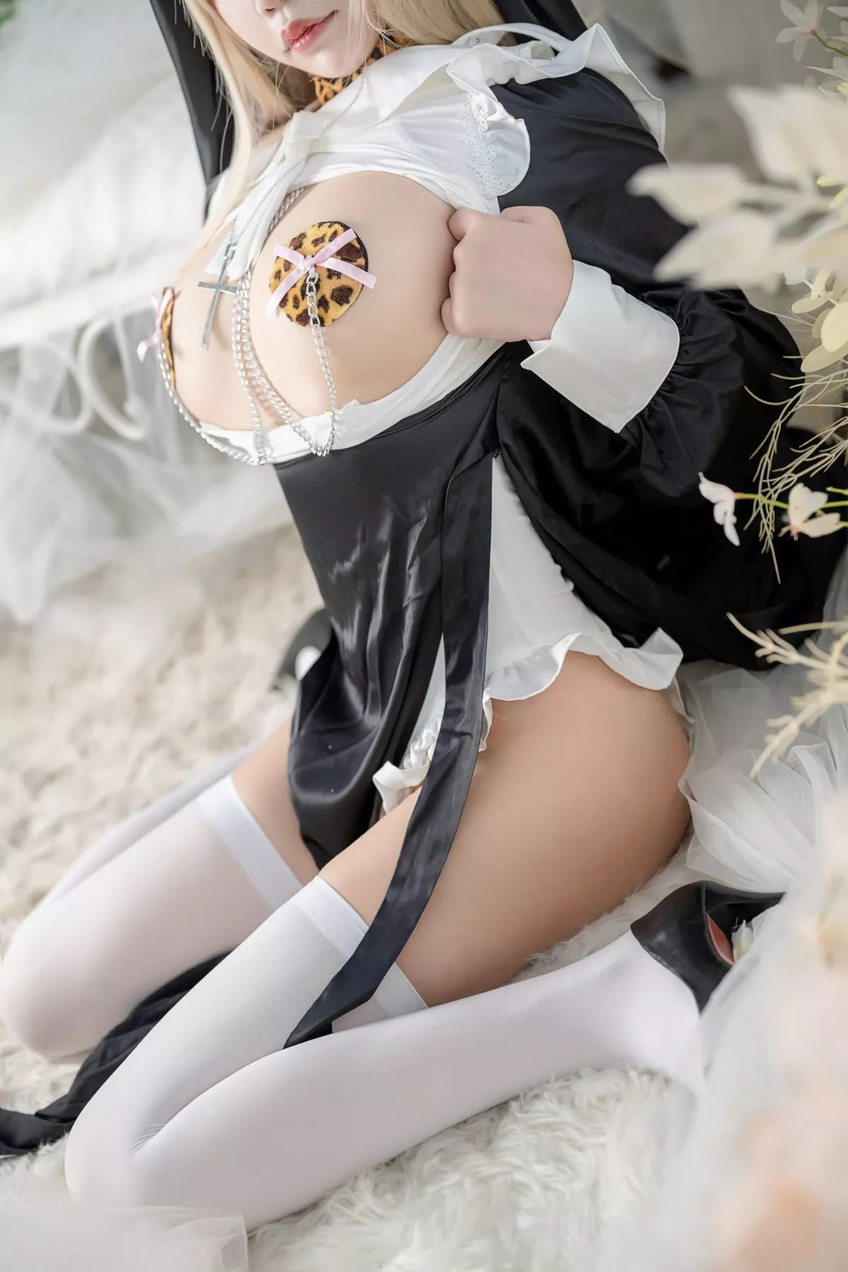 二次元妹子抱走莫子aa生日特辑主题性感修女装扮半脱露豪乳豹纹遮点诱惑写真75P
