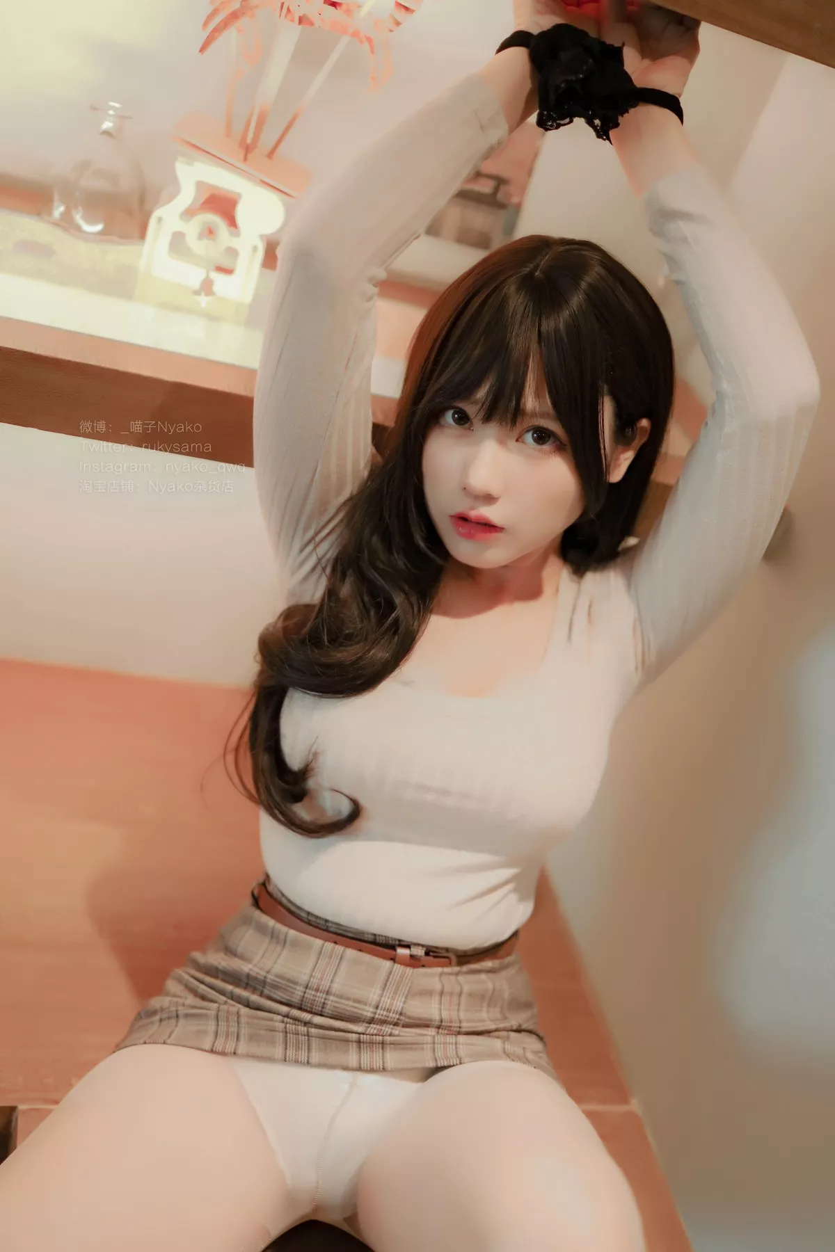 网络美女Nyako喵子人妻本主题紧身服饰配短裙半脱露豪乳遮点极致诱惑写真87P