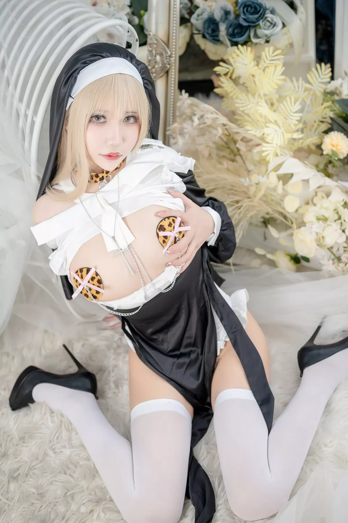 二次元妹子抱走莫子aa生日特辑主题性感修女装扮半脱露豪乳豹纹遮点诱惑写真75P