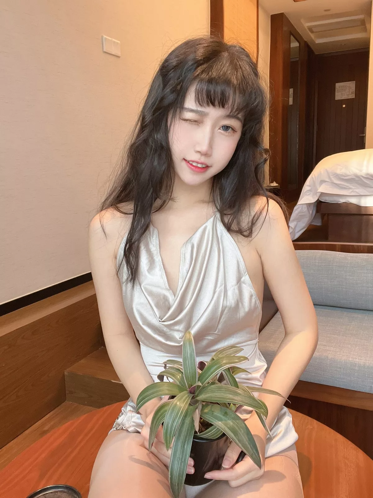 人气Coser不呆猫浴室人妻主题私房浴室性感服饰配超薄开档肉丝湿身诱惑写真42P